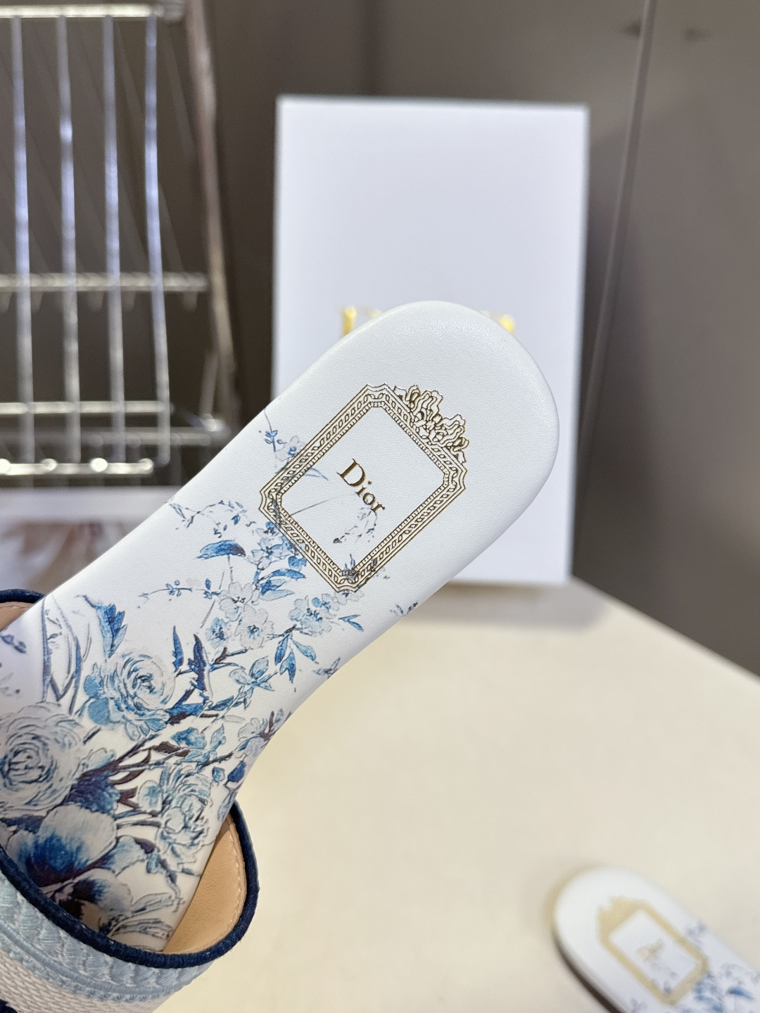 迪奥Dior2026春夏最新款刺绣一字拖超多明星网红种草 鞋身正面饰有立体刺绣的 