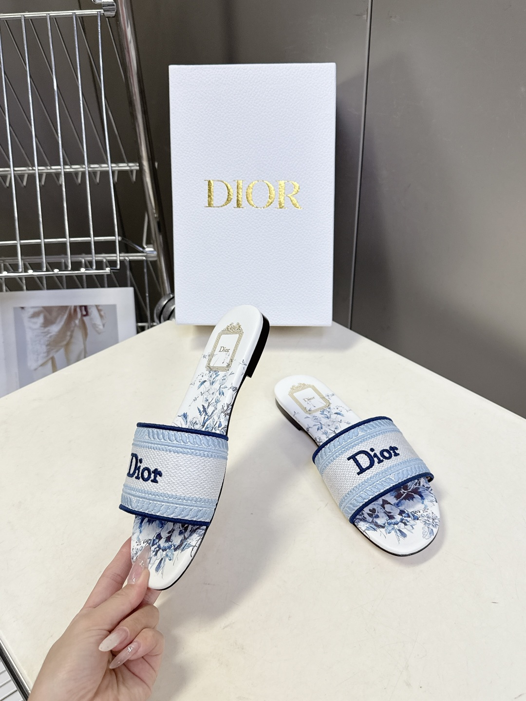 迪奥Dior2026春夏最新款刺绣一字拖超多明星网红种草 鞋身正面饰有立体刺绣的 