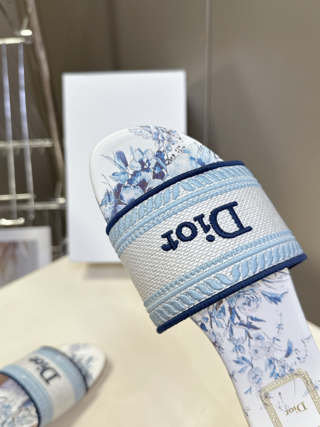 迪奥Dior2026春夏最新款刺绣一字拖超多明星网红种草 鞋身正面饰有立体刺绣的 