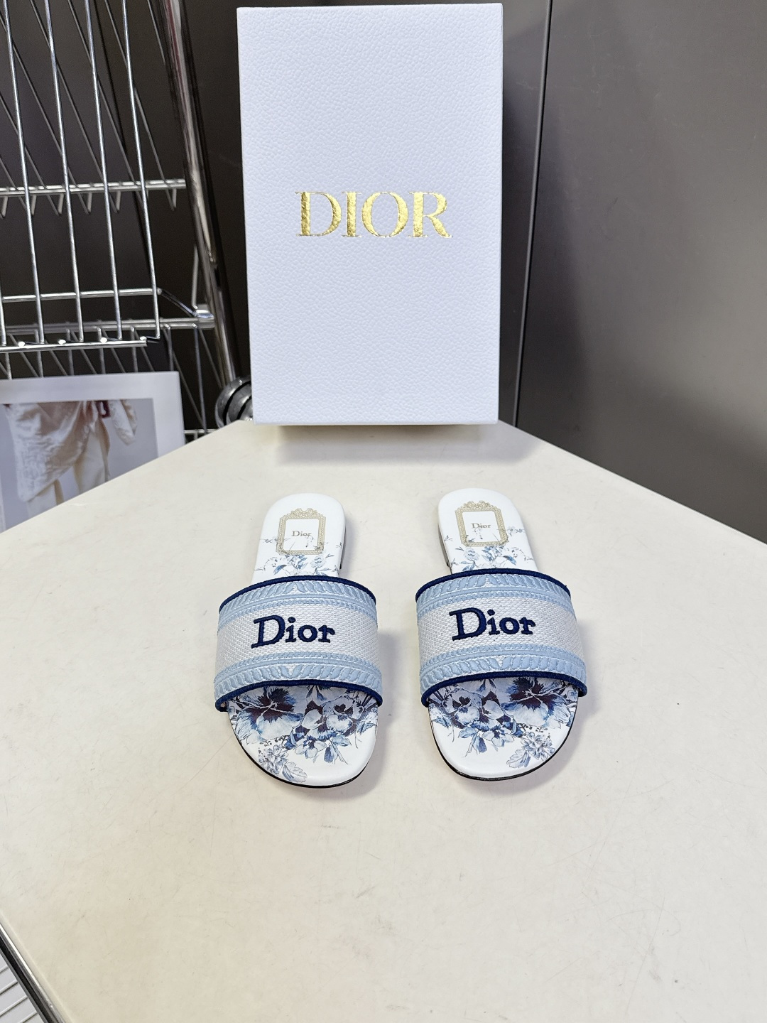 迪奥Dior2026春夏最新款刺绣一字拖超多明星网红种草 鞋身正面饰有立体刺绣的 