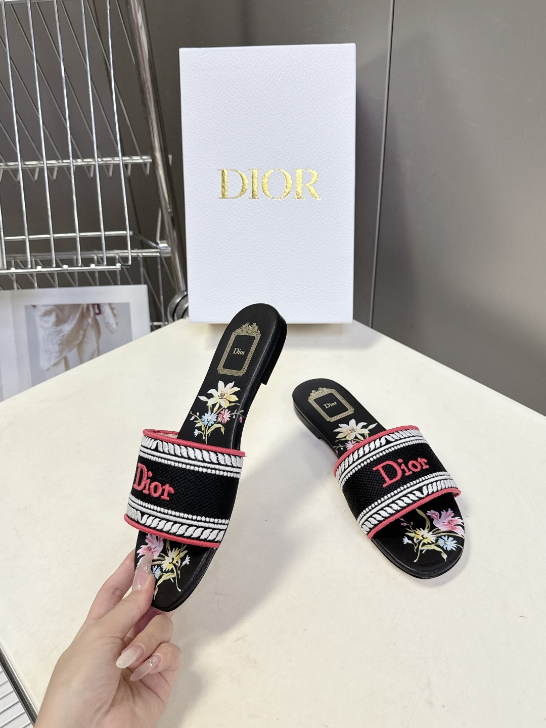 迪奥Dior2026春夏最新款刺绣一字拖超多明星网红种草 鞋身正面饰有立体刺绣的 