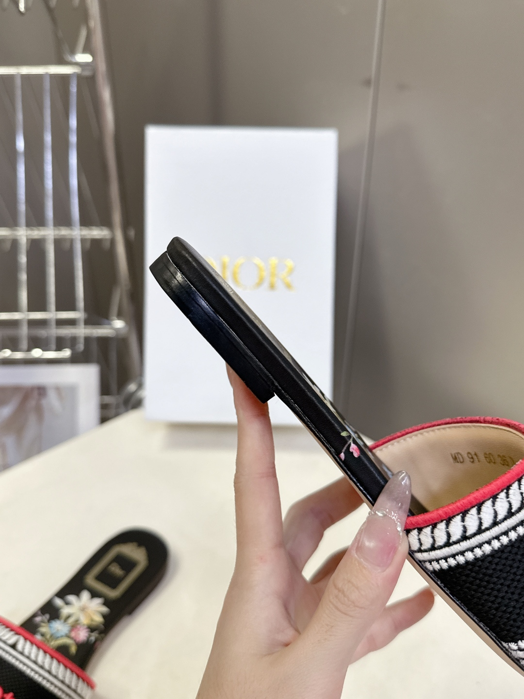 迪奥Dior2026春夏最新款刺绣一字拖超多明星网红种草 鞋身正面饰有立体刺绣的 