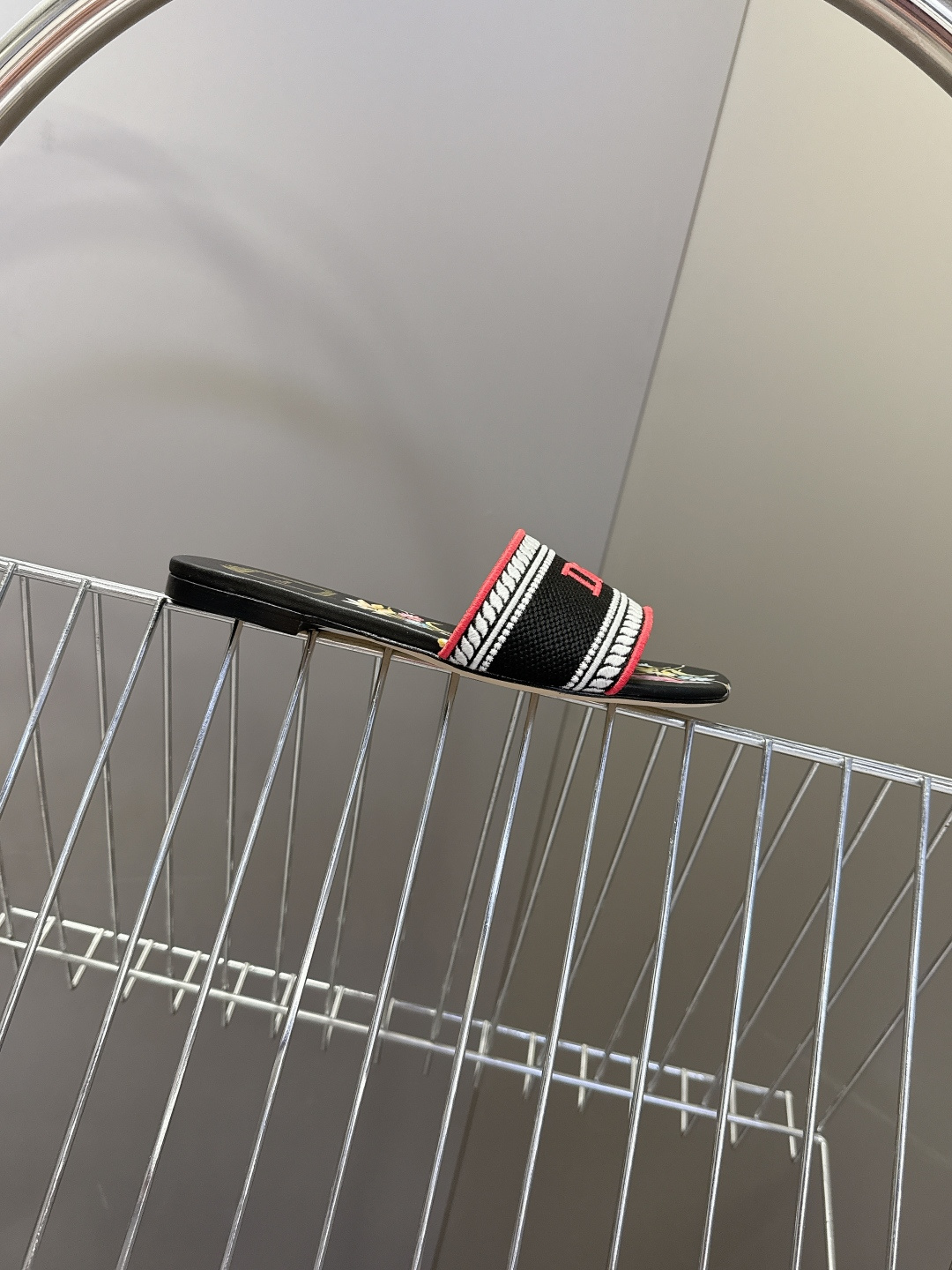 迪奥Dior2026春夏最新款刺绣一字拖超多明星网红种草 鞋身正面饰有立体刺绣的 