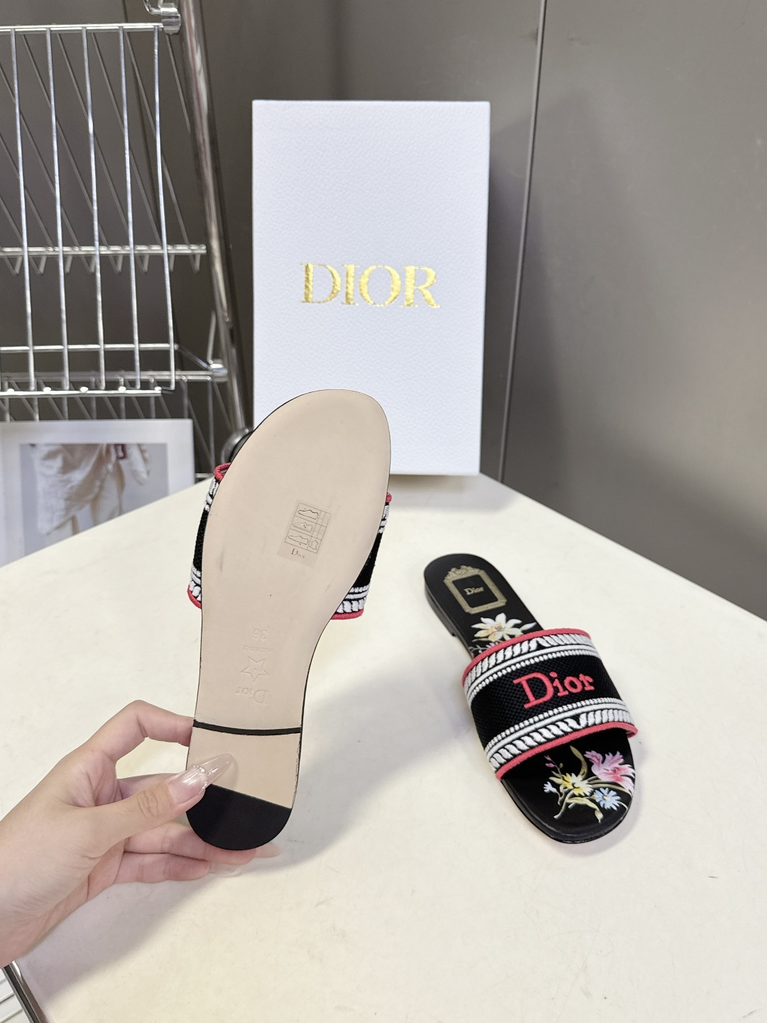 迪奥Dior2026春夏最新款刺绣一字拖超多明星网红种草 鞋身正面饰有立体刺绣的 