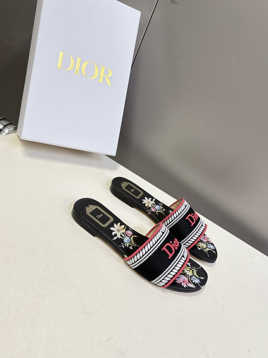 迪奥Dior2026春夏最新款刺绣一字拖超多明星网红种草 鞋身正面饰有立体刺绣的 