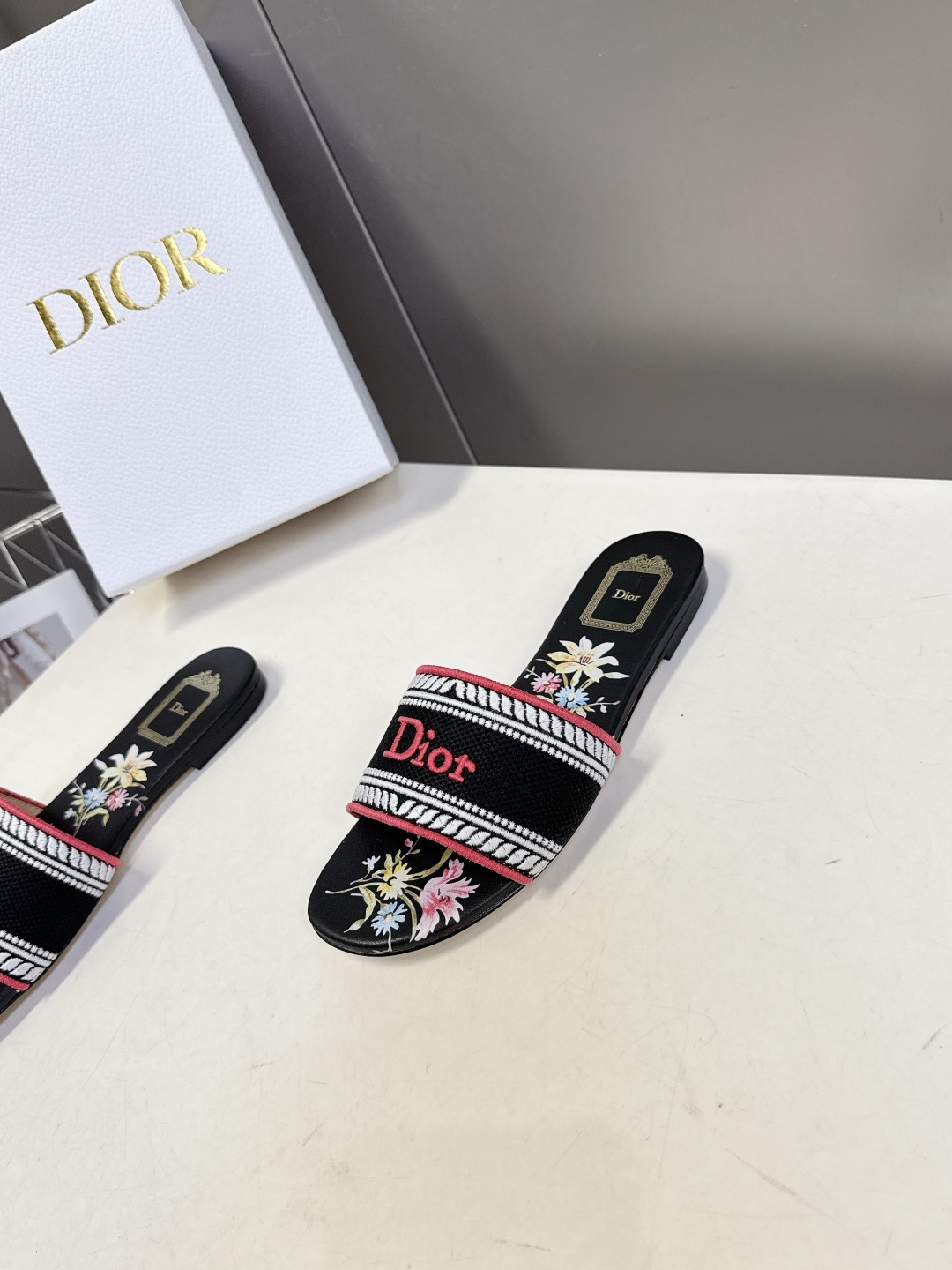 迪奥Dior2026春夏最新款刺绣一字拖超多明星网红种草 鞋身正面饰有立体刺绣的 