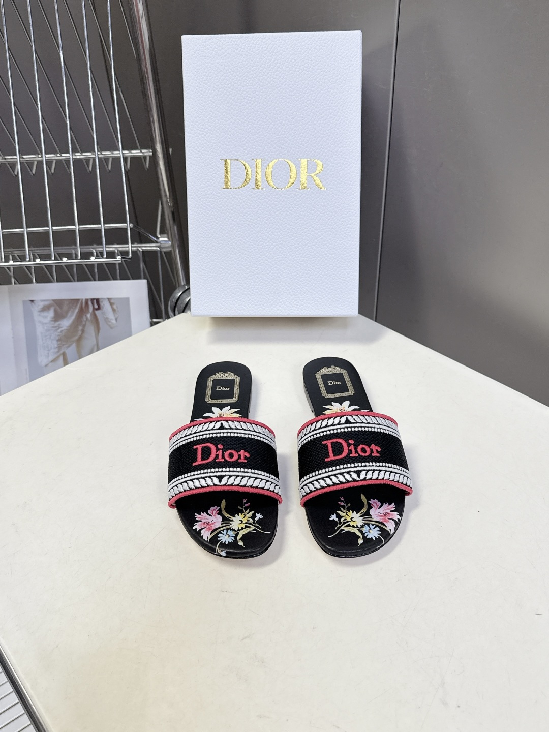 迪奥Dior2026春夏最新款刺绣一字拖超多明星网红种草 鞋身正面饰有立体刺绣的 