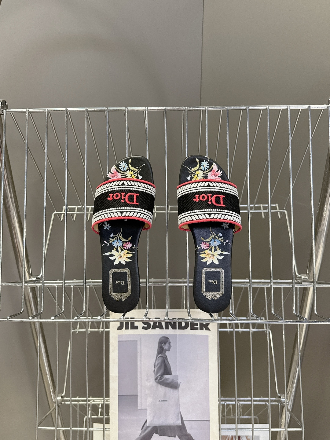 迪奥Dior2026春夏最新款刺绣一字拖超多明星网红种草 鞋身正面饰有立体刺绣的 