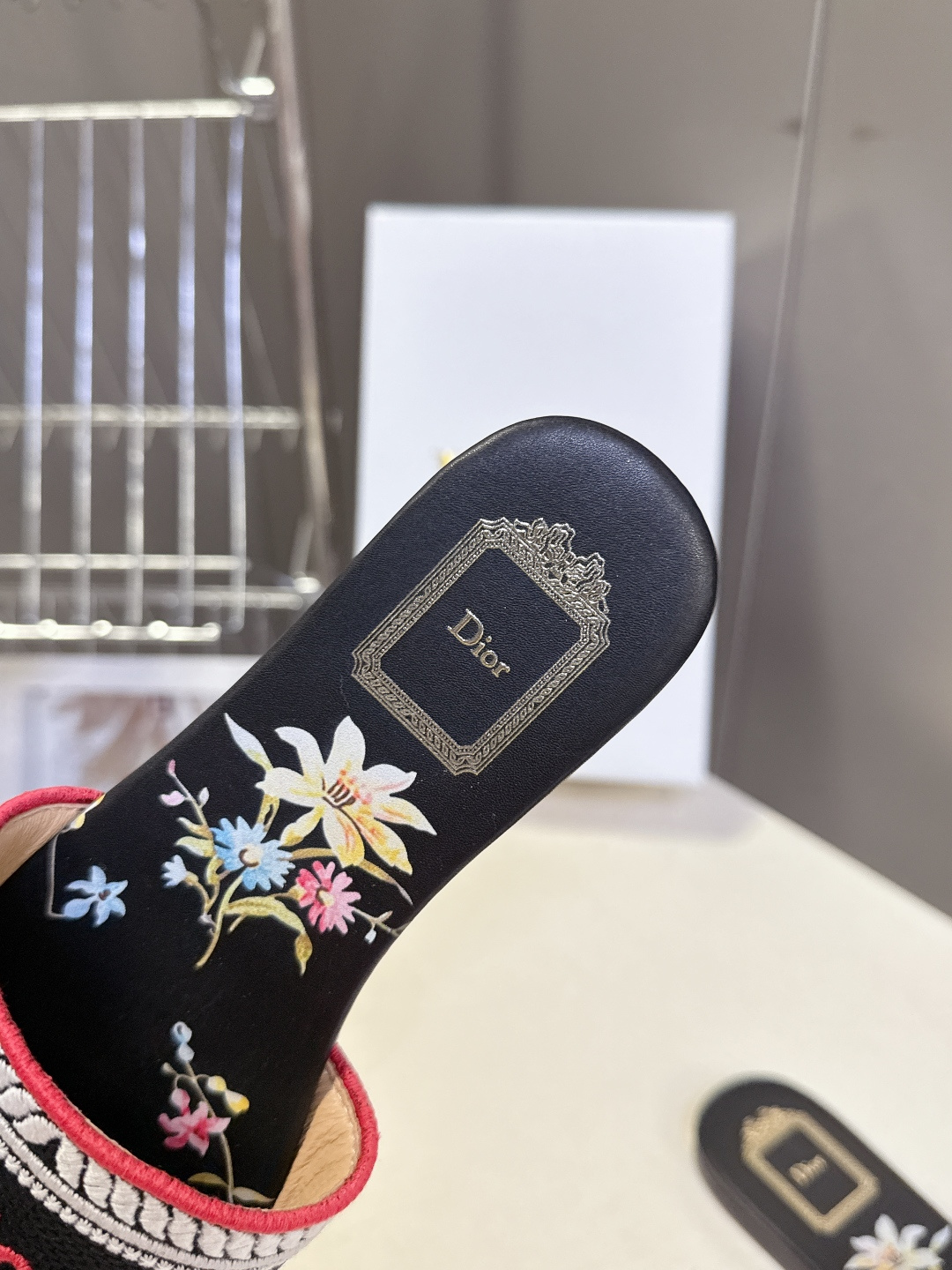 迪奥Dior2026春夏最新款刺绣一字拖超多明星网红种草 鞋身正面饰有立体刺绣的 