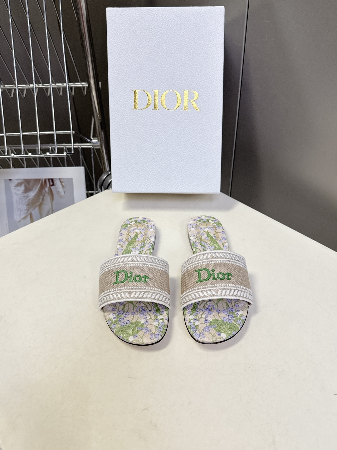 迪奥Dior2026春夏最新款刺绣一字拖超多明星网红种草 鞋身正面饰有立体刺绣的 