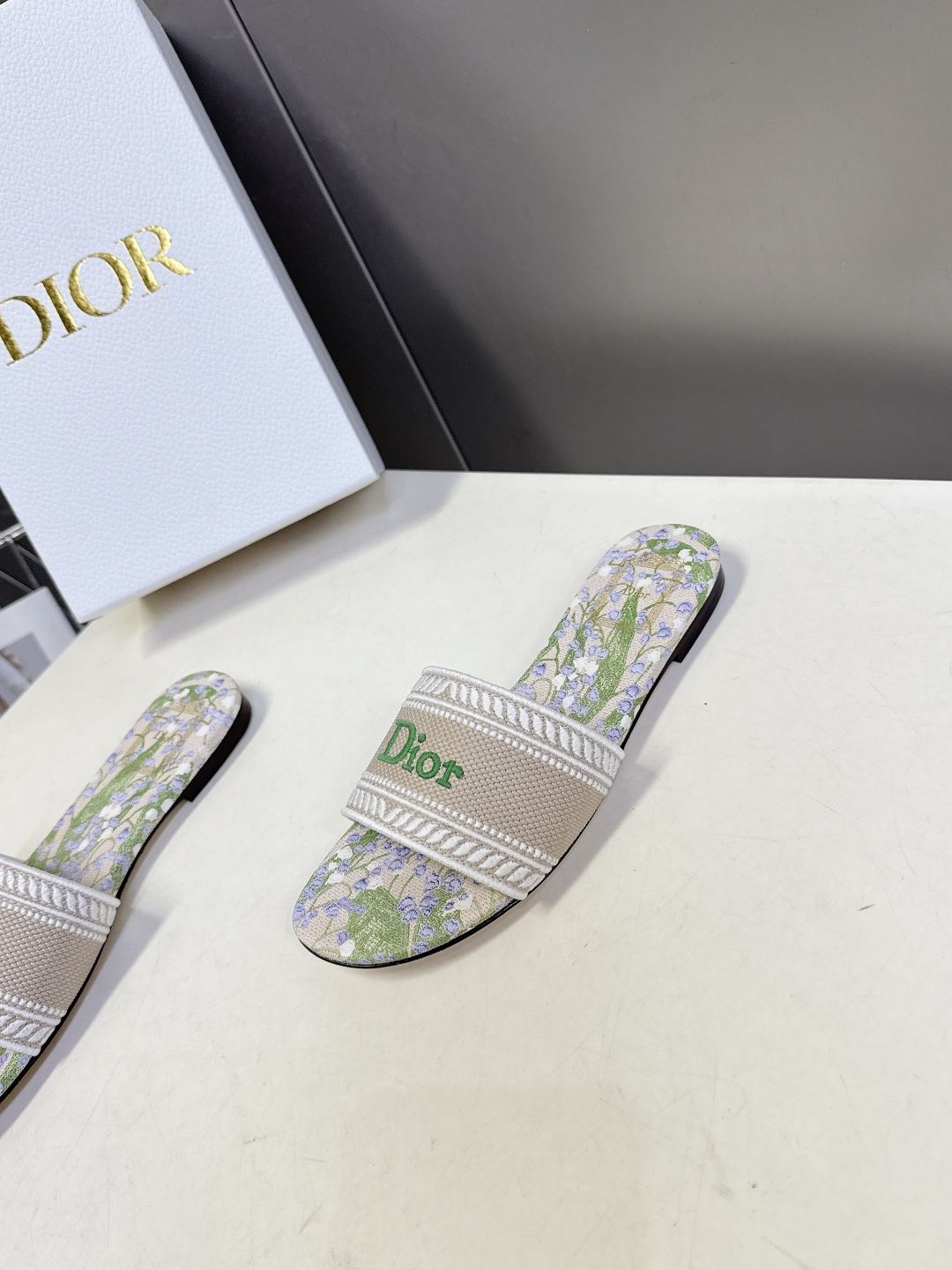 迪奥Dior2026春夏最新款刺绣一字拖超多明星网红种草 鞋身正面饰有立体刺绣的 