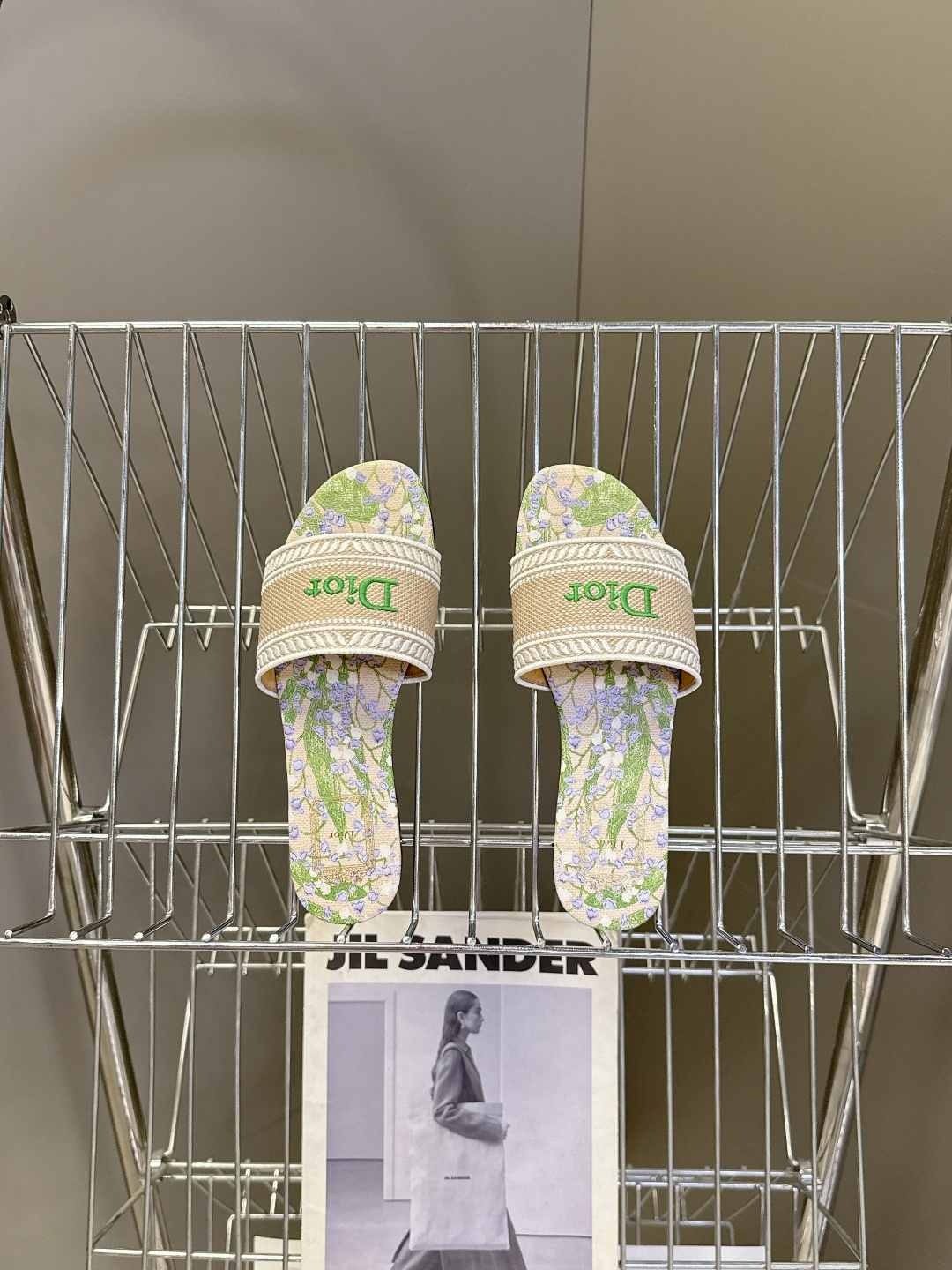 迪奥Dior2026春夏最新款刺绣一字拖超多明星网红种草 鞋身正面饰有立体刺绣的 