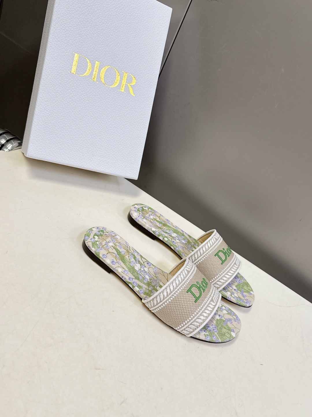 迪奥Dior2026春夏最新款刺绣一字拖超多明星网红种草 鞋身正面饰有立体刺绣的 