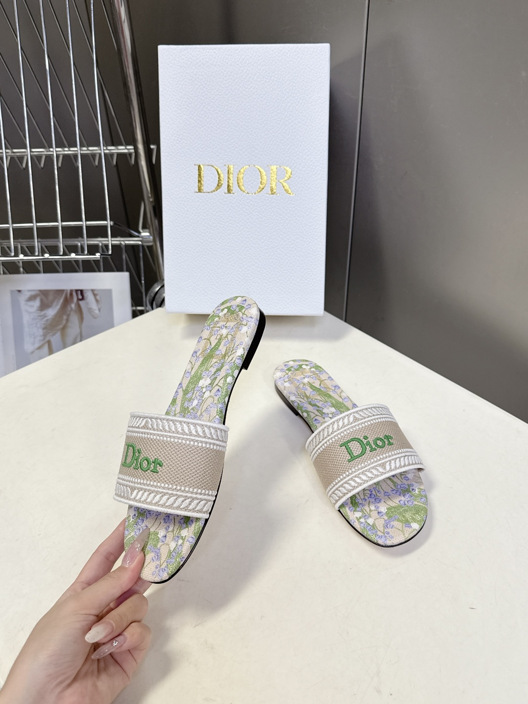 迪奥Dior2026春夏最新款刺绣一字拖超多明星网红种草 鞋身正面饰有立体刺绣的 