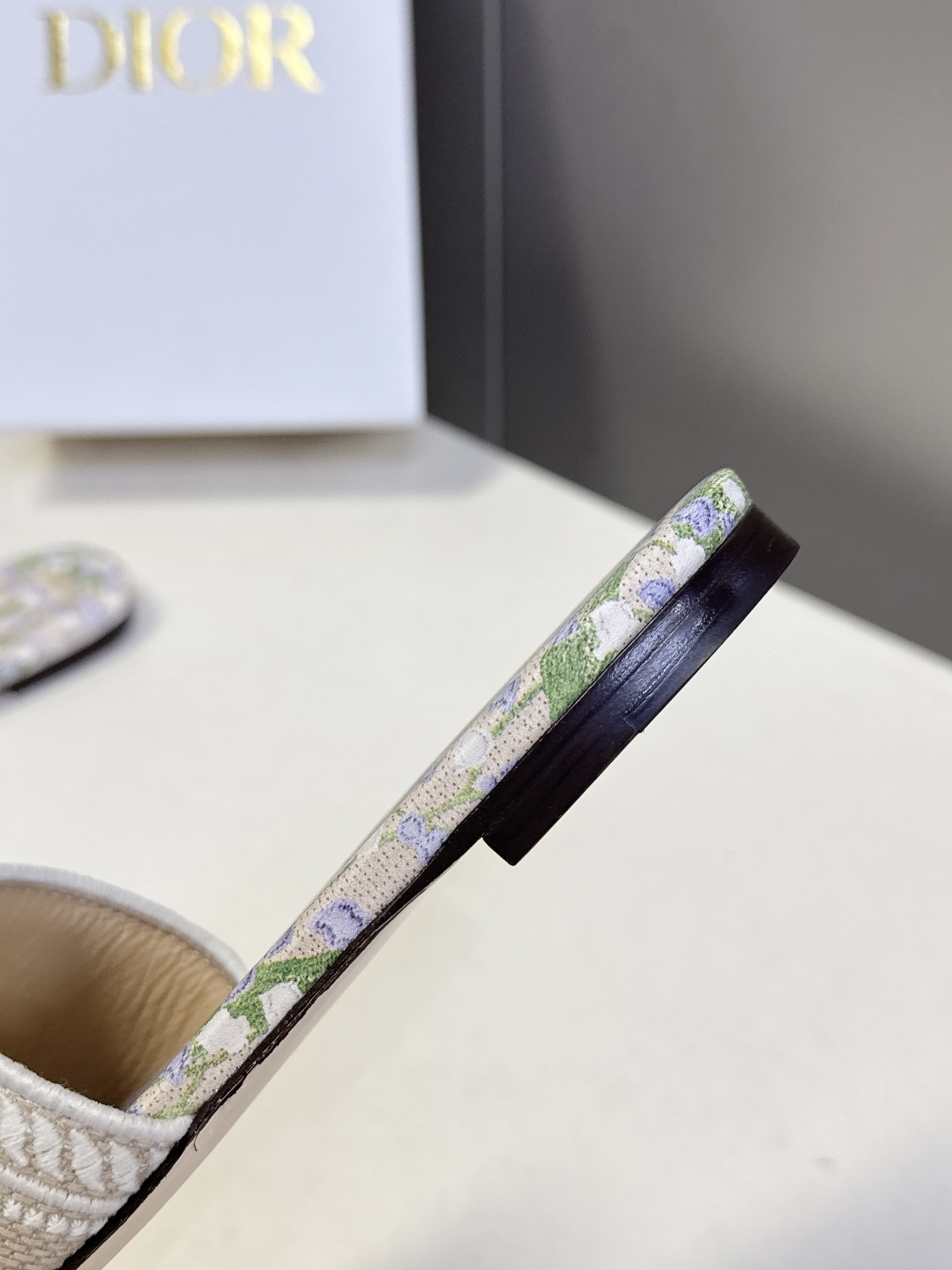 迪奥Dior2026春夏最新款刺绣一字拖超多明星网红种草 鞋身正面饰有立体刺绣的 