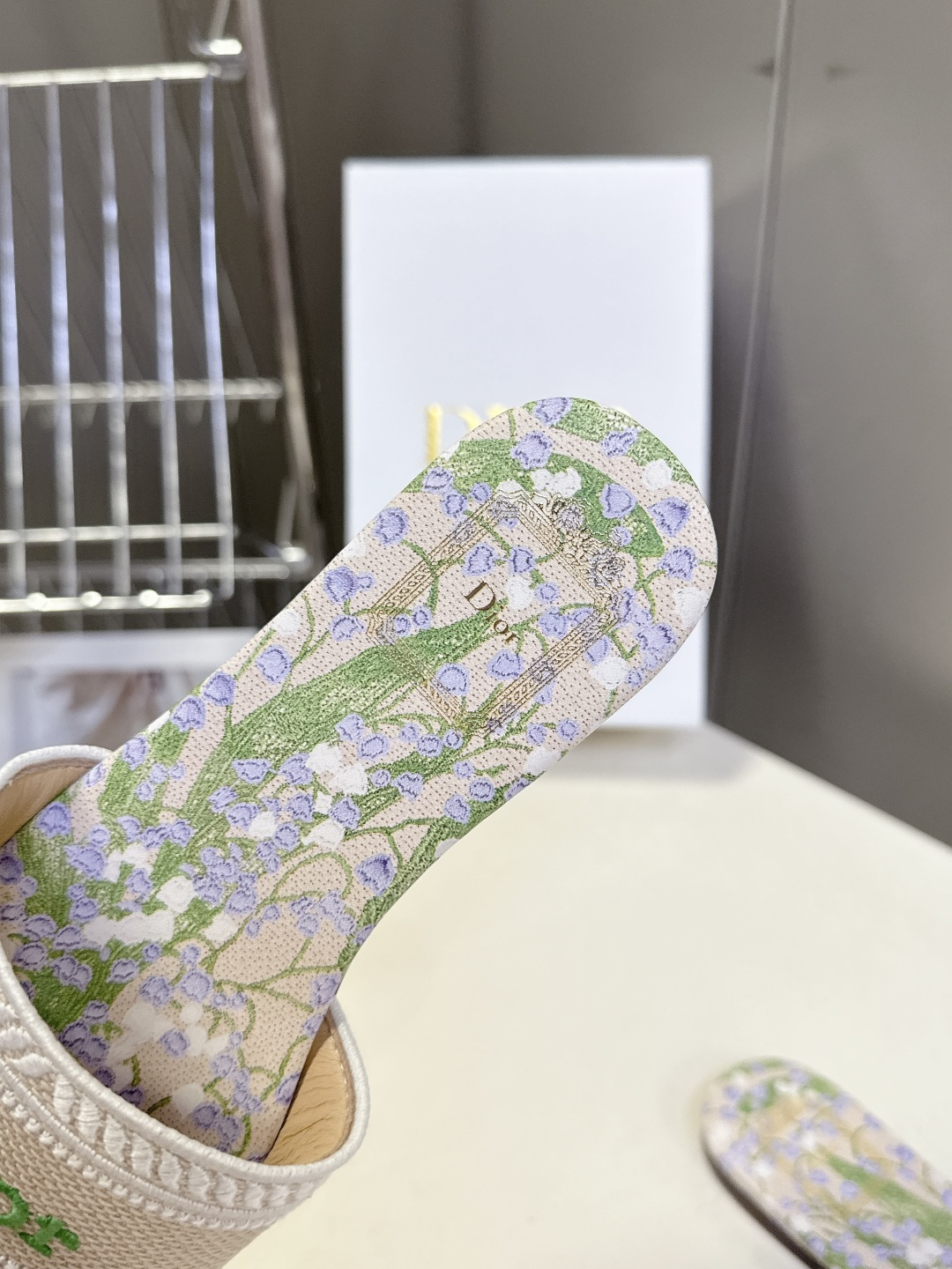 迪奥Dior2026春夏最新款刺绣一字拖超多明星网红种草 鞋身正面饰有立体刺绣的 