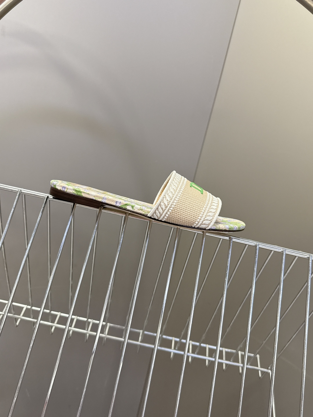 迪奥Dior2026春夏最新款刺绣一字拖超多明星网红种草 鞋身正面饰有立体刺绣的 