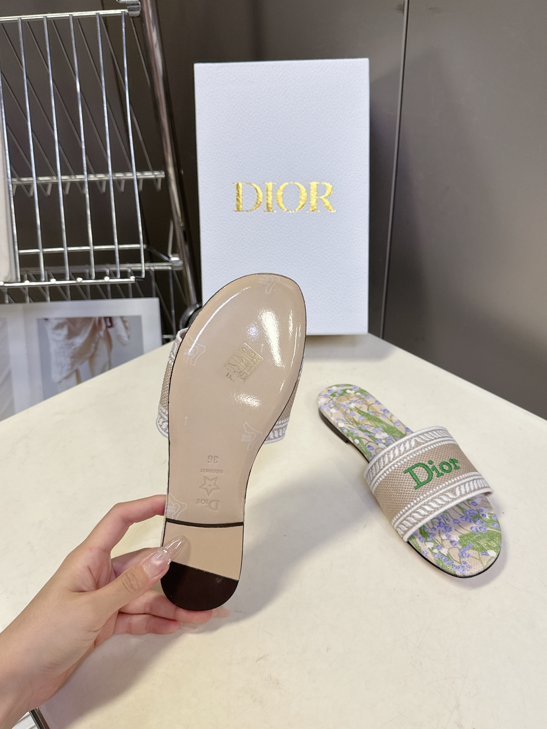 迪奥Dior2026春夏最新款刺绣一字拖超多明星网红种草 鞋身正面饰有立体刺绣的 