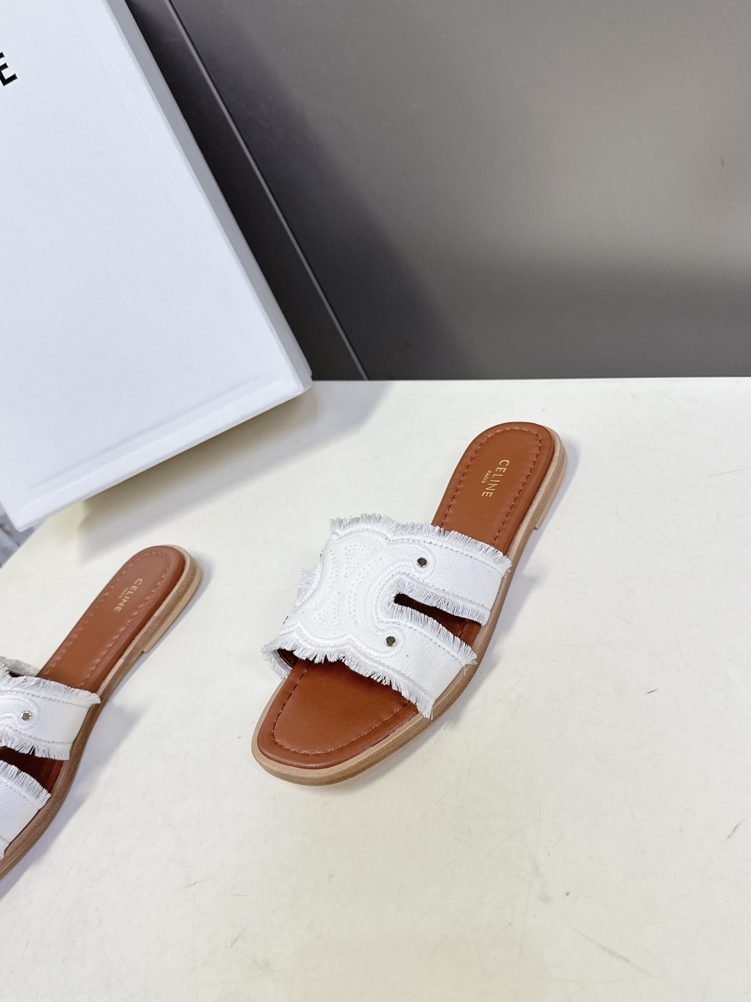 celine思琳春夏最新款复古凯旋门时髦拖鞋夏天搭配袜子 简直绝绝子了‼️复古的点上带上了满分时髦感颜值