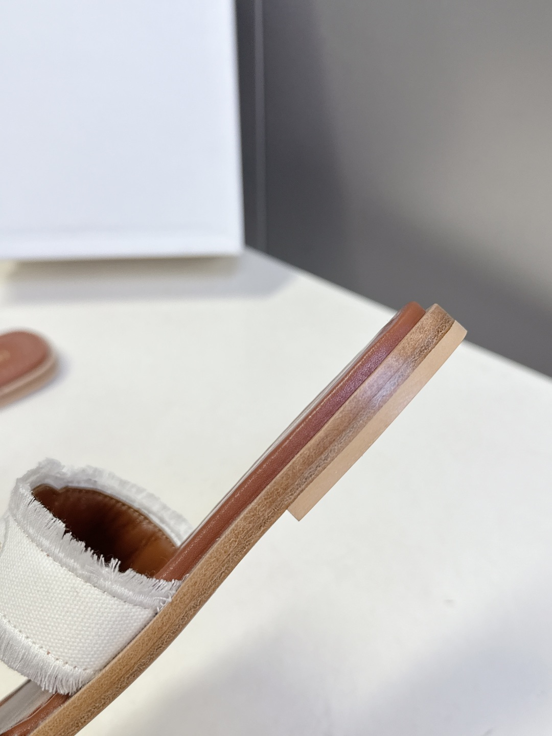 celine思琳春夏最新款复古凯旋门时髦拖鞋夏天搭配袜子 简直绝绝子了‼️复古的点上带上了满分时髦感颜值