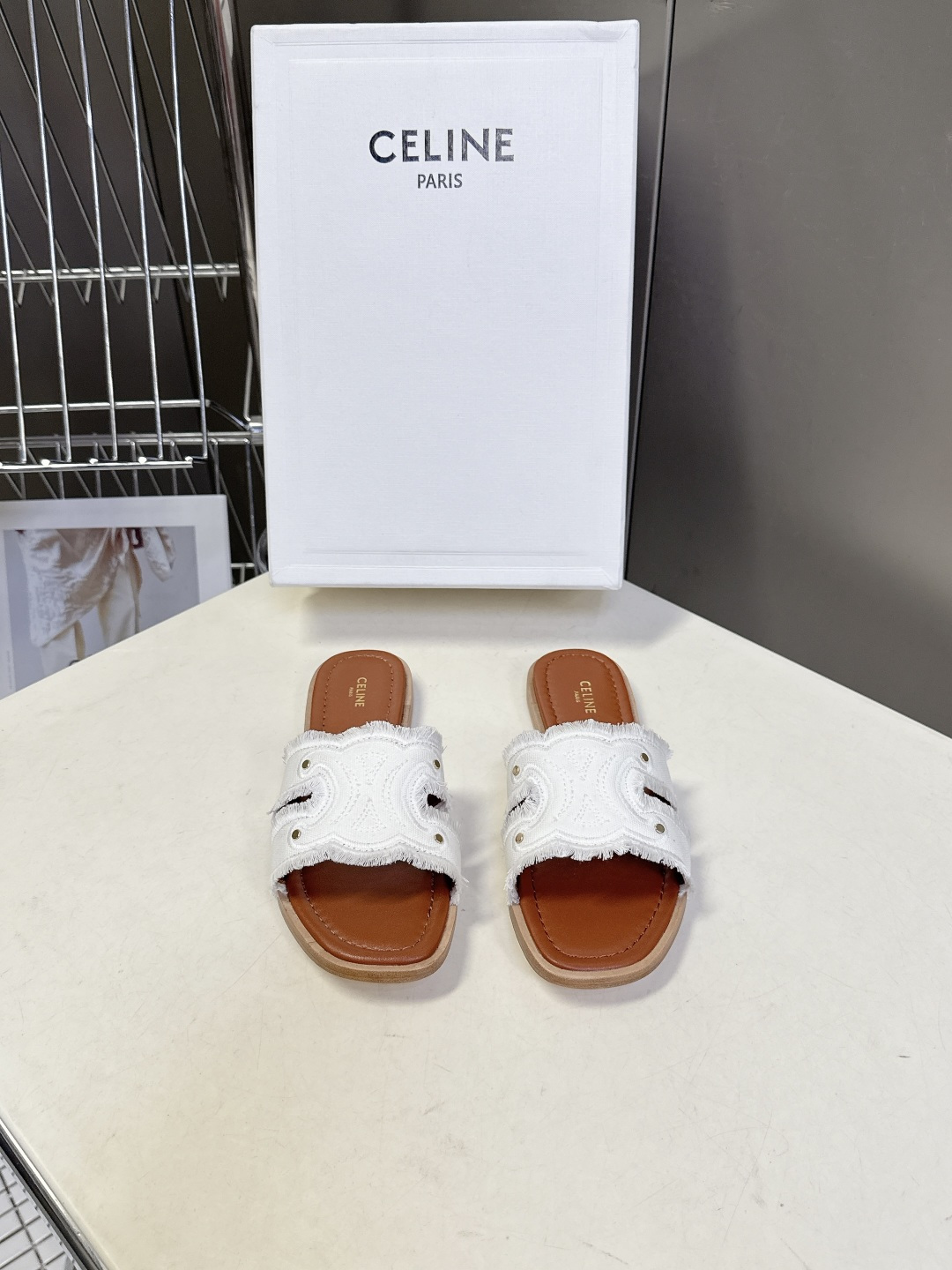 celine思琳春夏最新款复古凯旋门时髦拖鞋夏天搭配袜子 简直绝绝子了‼️复古的点上带上了满分时髦感颜值