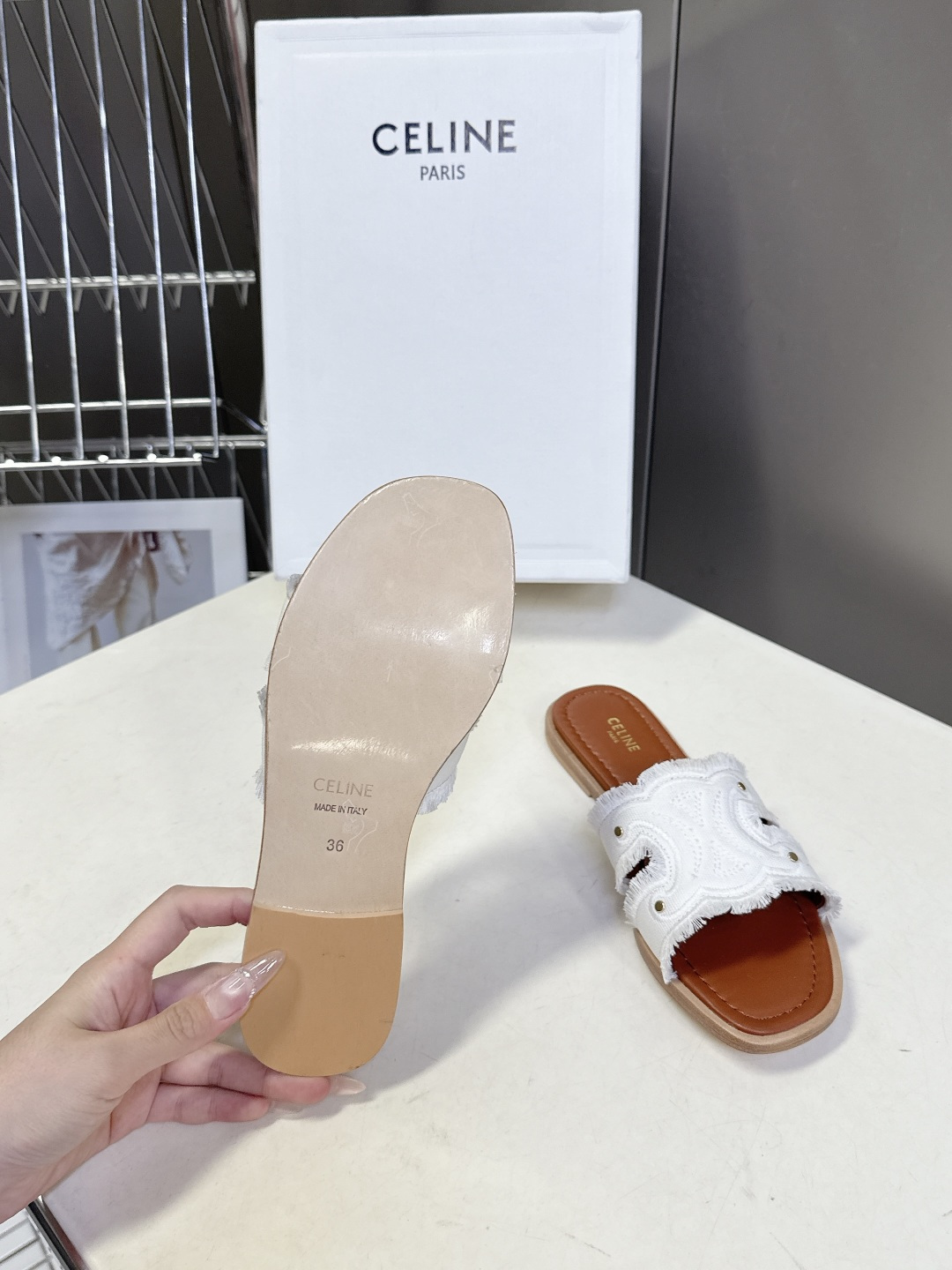 celine思琳春夏最新款复古凯旋门时髦拖鞋夏天搭配袜子 简直绝绝子了‼️复古的点上带上了满分时髦感颜值