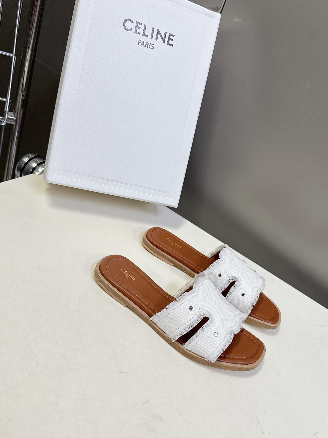 celine思琳春夏最新款复古凯旋门时髦拖鞋夏天搭配袜子 简直绝绝子了‼️复古的点上带上了满分时髦感颜值