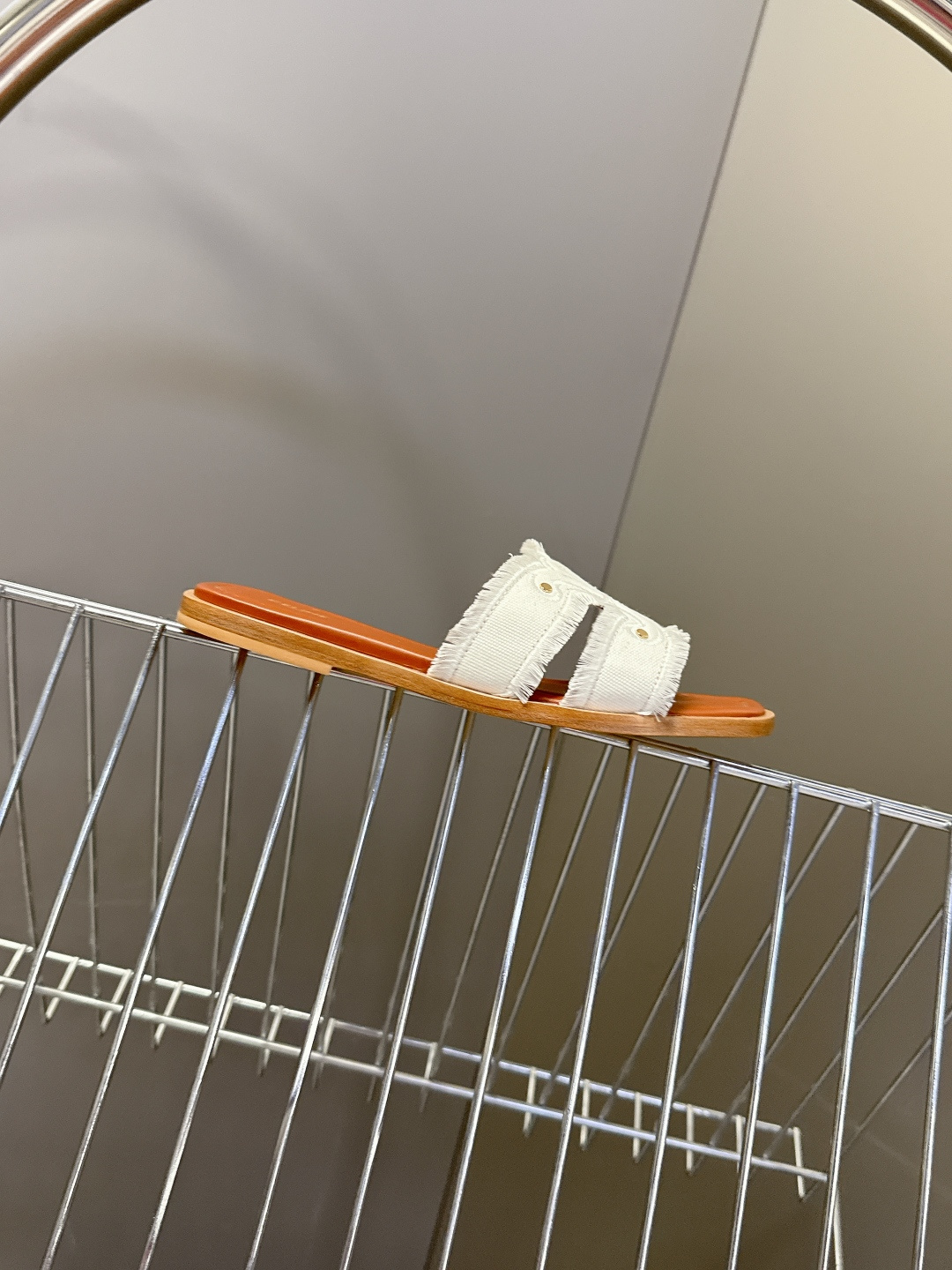 celine思琳春夏最新款复古凯旋门时髦拖鞋夏天搭配袜子 简直绝绝子了‼️复古的点上带上了满分时髦感颜值