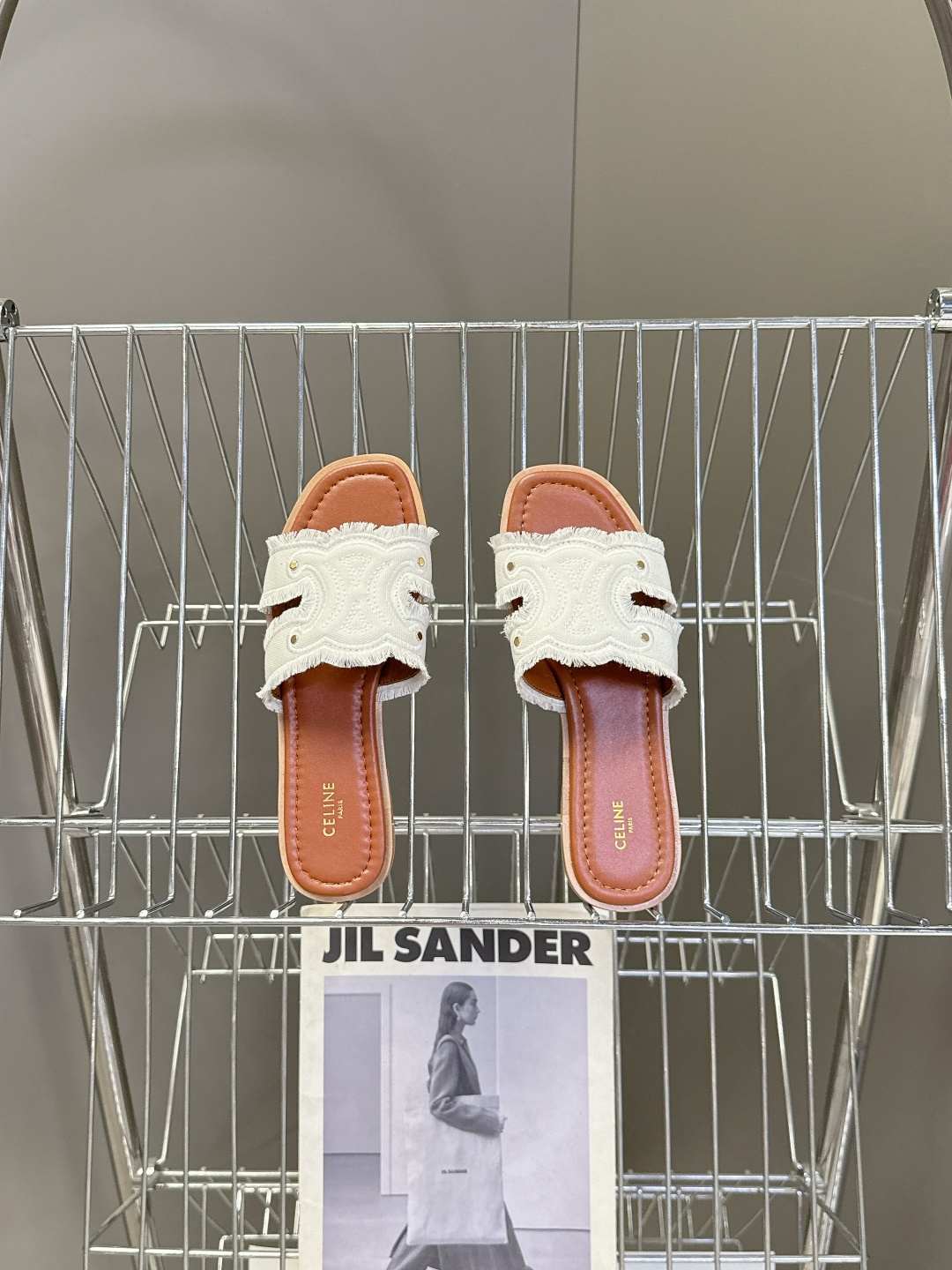 celine思琳春夏最新款复古凯旋门时髦拖鞋夏天搭配袜子 简直绝绝子了‼️复古的点上带上了满分时髦感颜值