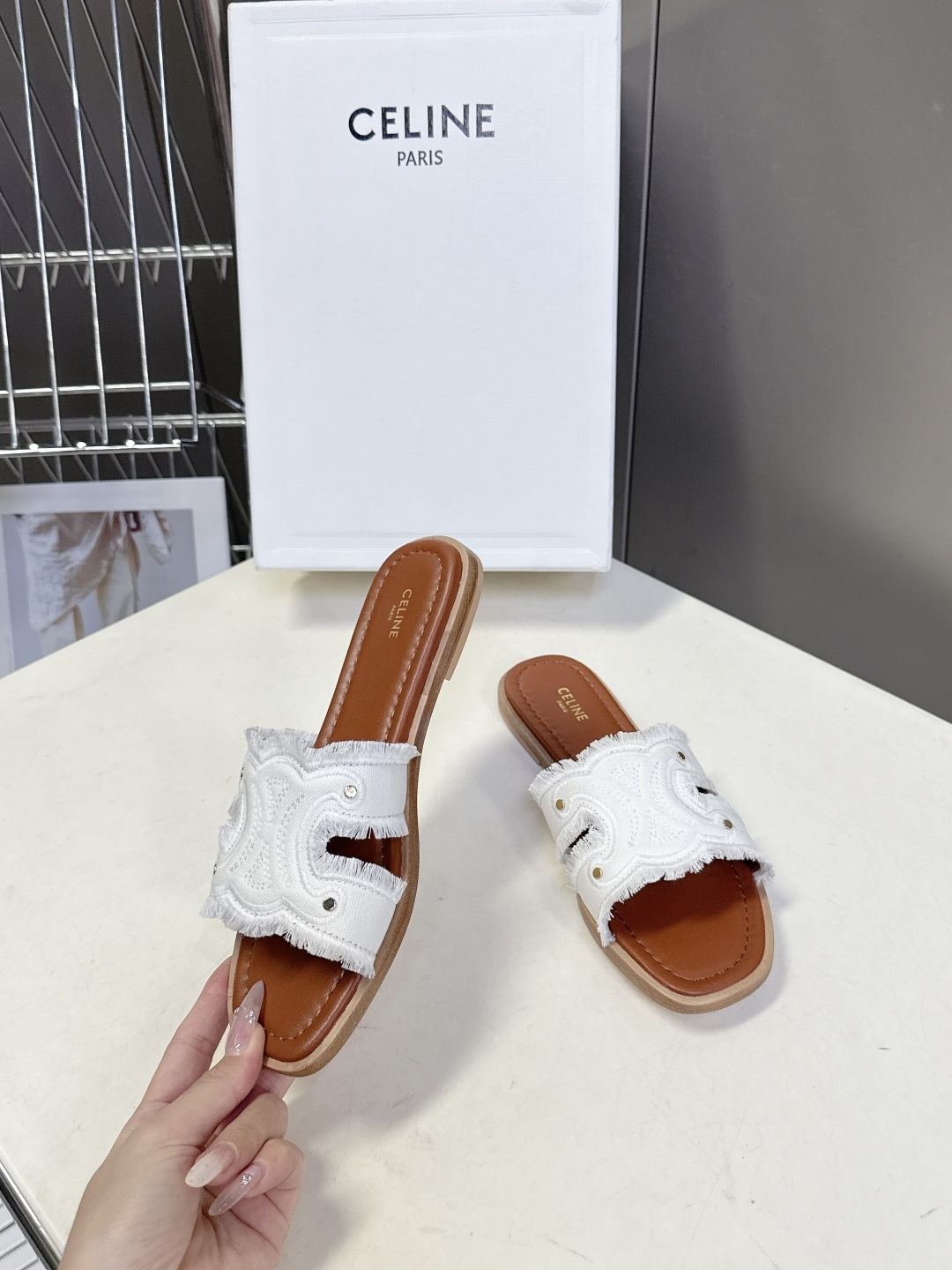 celine思琳春夏最新款复古凯旋门时髦拖鞋夏天搭配袜子 简直绝绝子了‼️复古的点上带上了满分时髦感颜值