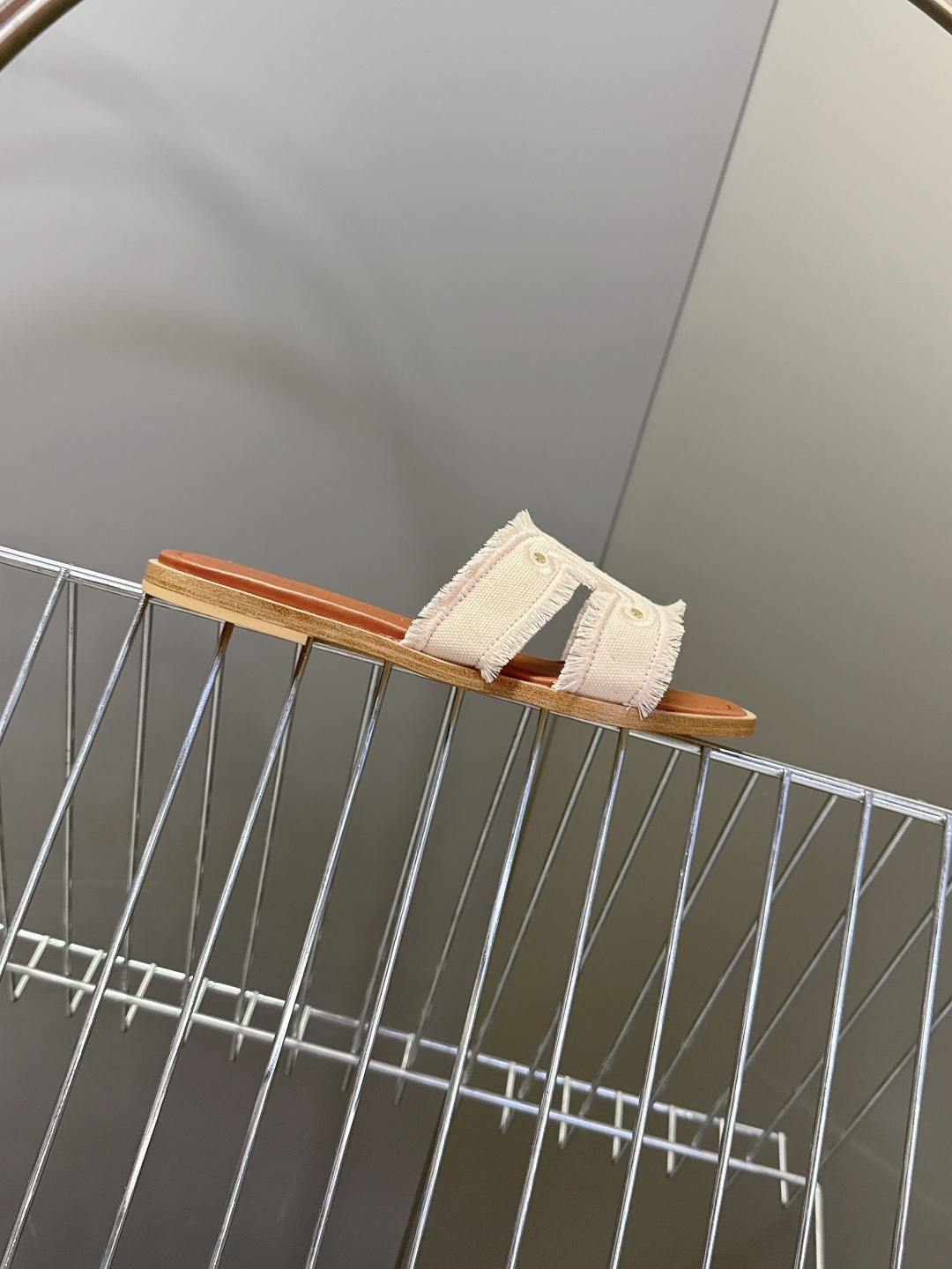 celine思琳春夏最新款复古凯旋门时髦拖鞋夏天搭配袜子 简直绝绝子了‼️复古的点上带上了满分时髦感颜值