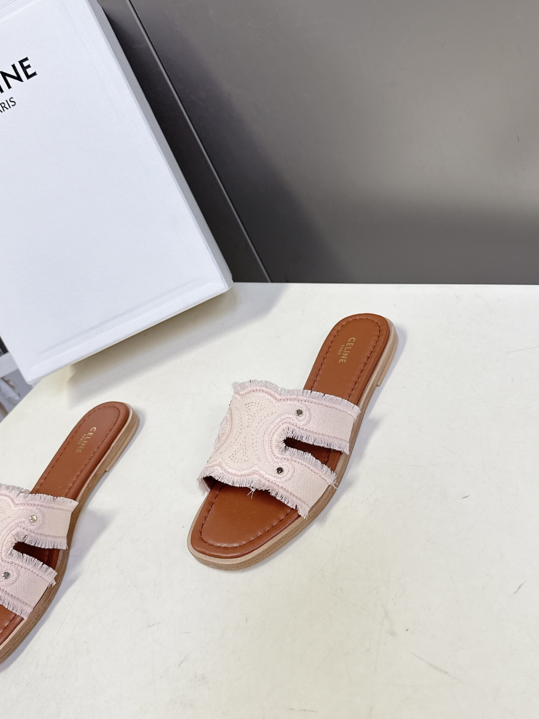 celine思琳春夏最新款复古凯旋门时髦拖鞋夏天搭配袜子 简直绝绝子了‼️复古的点上带上了满分时髦感颜值