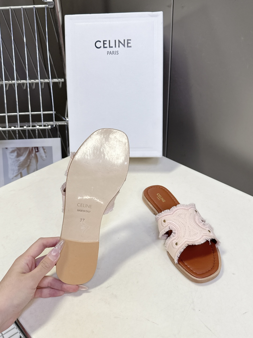 celine思琳春夏最新款复古凯旋门时髦拖鞋夏天搭配袜子 简直绝绝子了‼️复古的点上带上了满分时髦感颜值