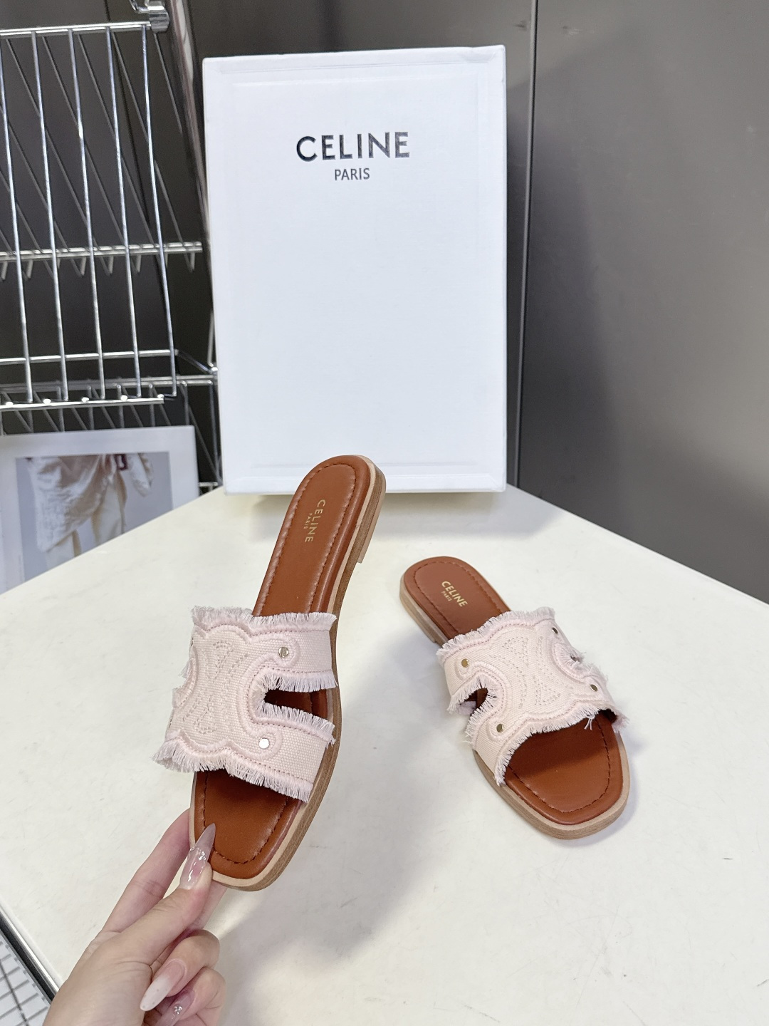 celine思琳春夏最新款复古凯旋门时髦拖鞋夏天搭配袜子 简直绝绝子了‼️复古的点上带上了满分时髦感颜值