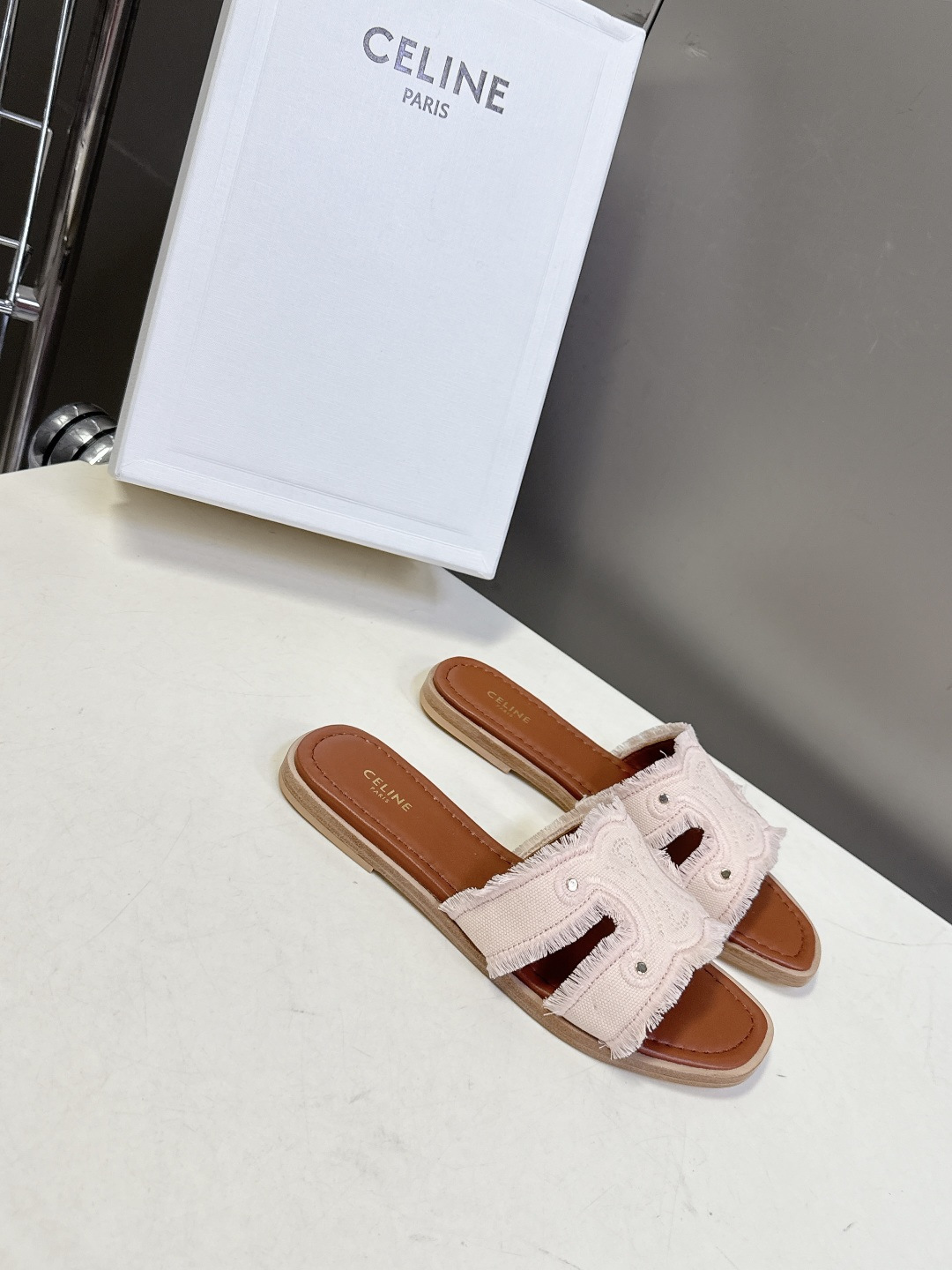celine思琳春夏最新款复古凯旋门时髦拖鞋夏天搭配袜子 简直绝绝子了‼️复古的点上带上了满分时髦感颜值