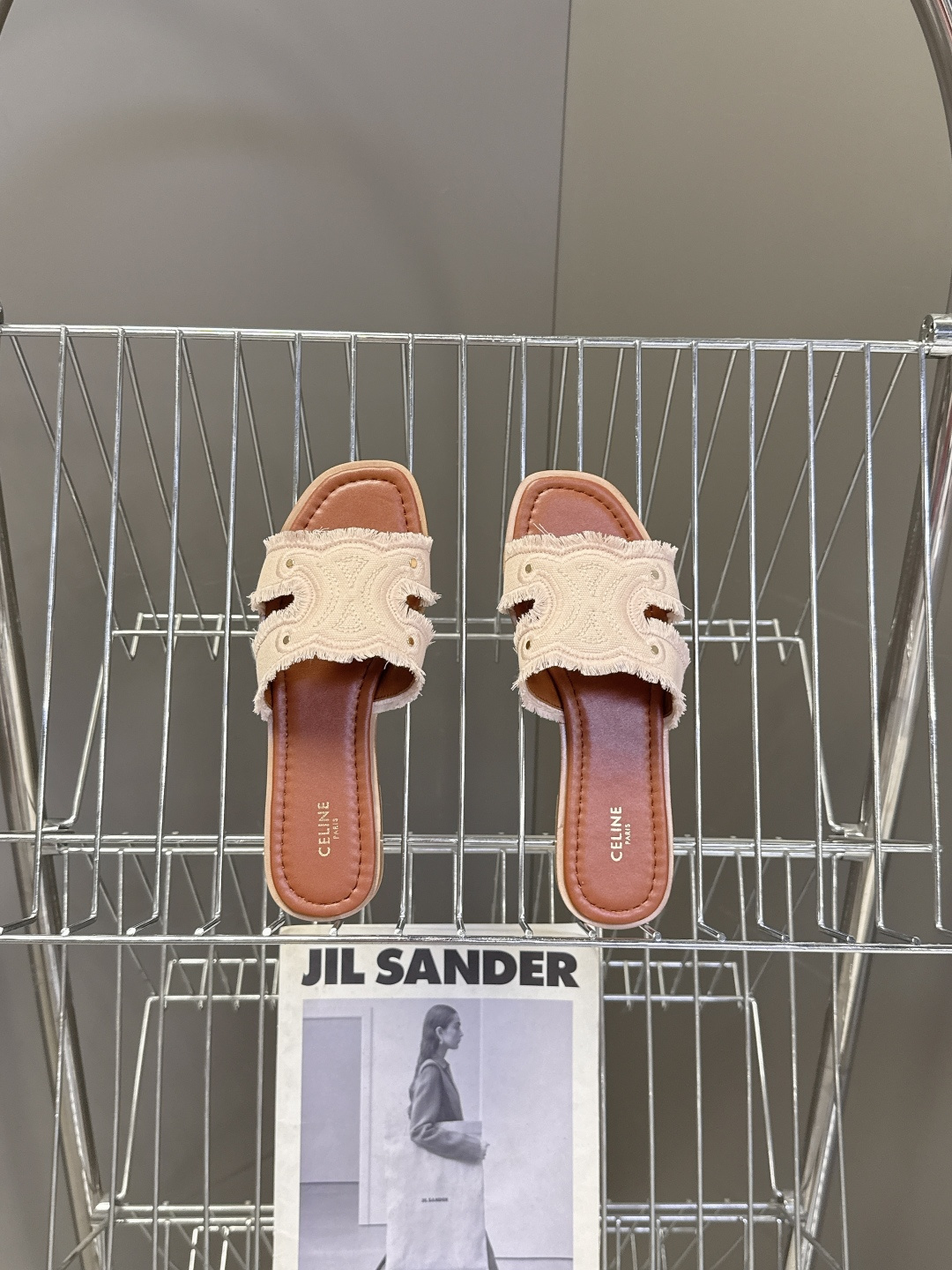 celine思琳春夏最新款复古凯旋门时髦拖鞋夏天搭配袜子 简直绝绝子了‼️复古的点上带上了满分时髦感颜值