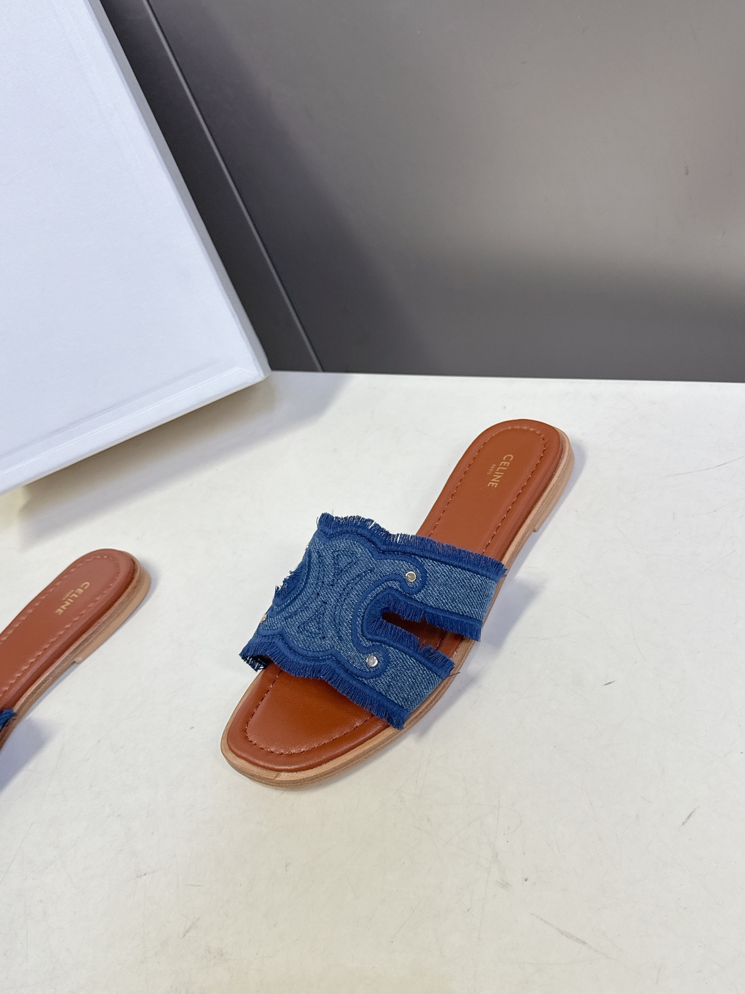 celine思琳春夏最新款复古凯旋门时髦拖鞋夏天搭配袜子 简直绝绝子了‼️复古的点上带上了满分时髦感颜值