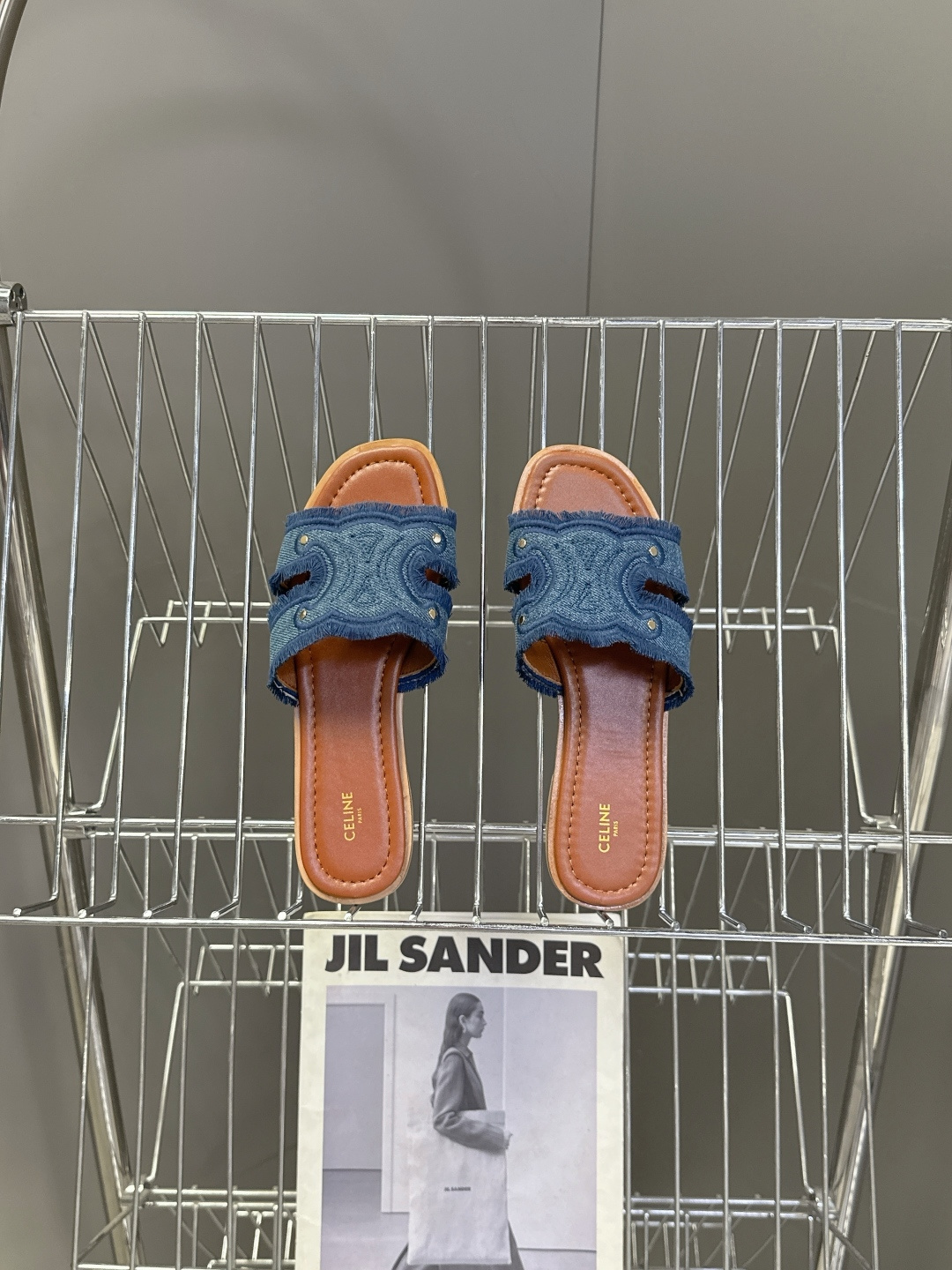 celine思琳春夏最新款复古凯旋门时髦拖鞋夏天搭配袜子 简直绝绝子了‼️复古的点上带上了满分时髦感颜值