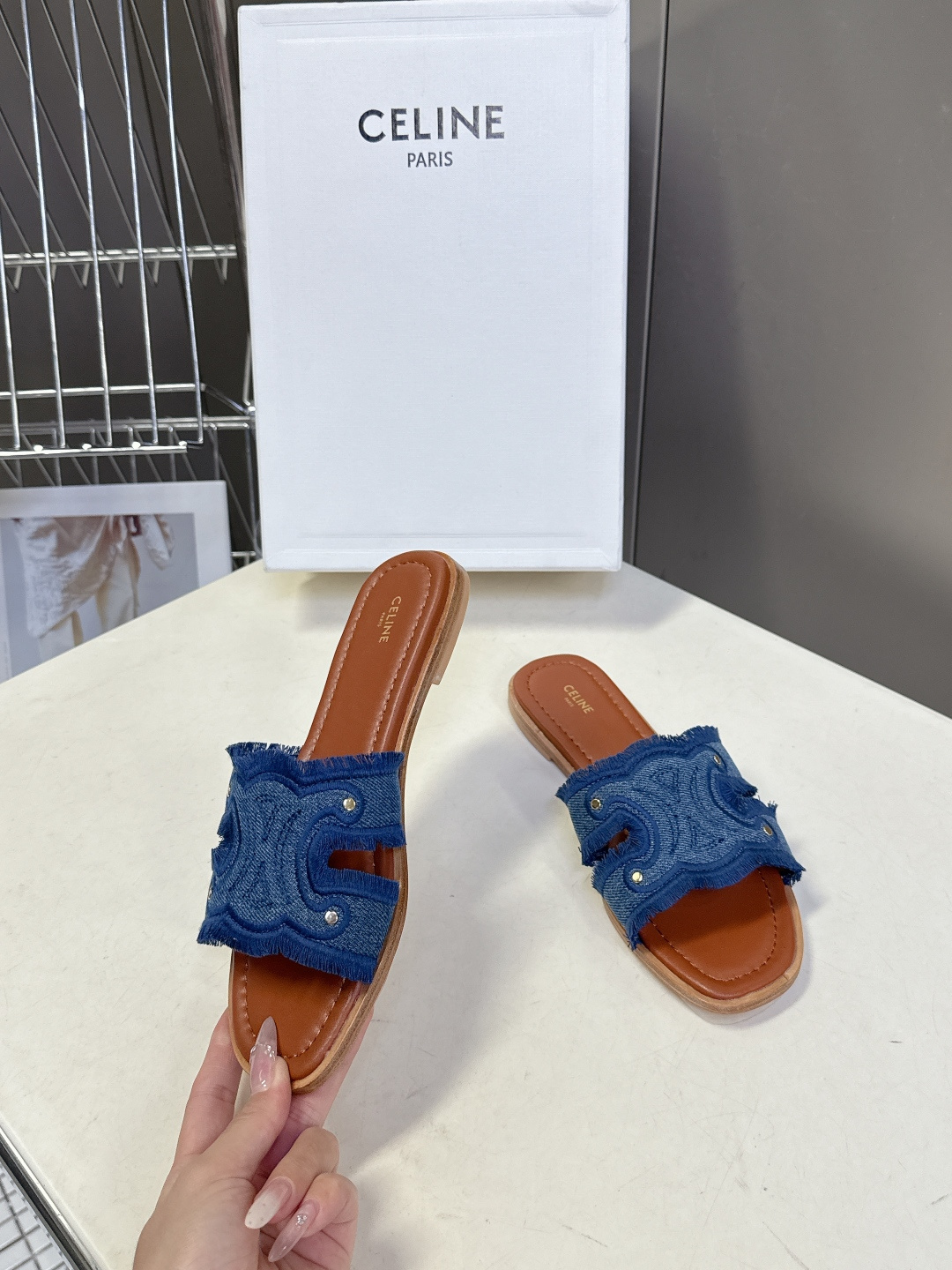 celine思琳春夏最新款复古凯旋门时髦拖鞋夏天搭配袜子 简直绝绝子了‼️复古的点上带上了满分时髦感颜值