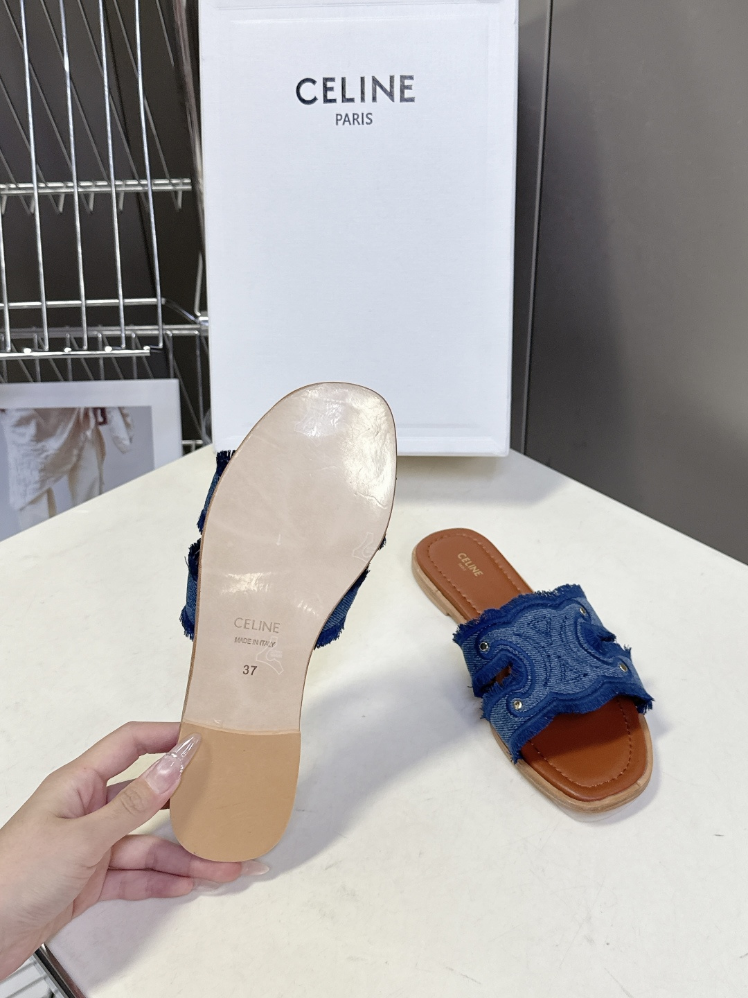 celine思琳春夏最新款复古凯旋门时髦拖鞋夏天搭配袜子 简直绝绝子了‼️复古的点上带上了满分时髦感颜值