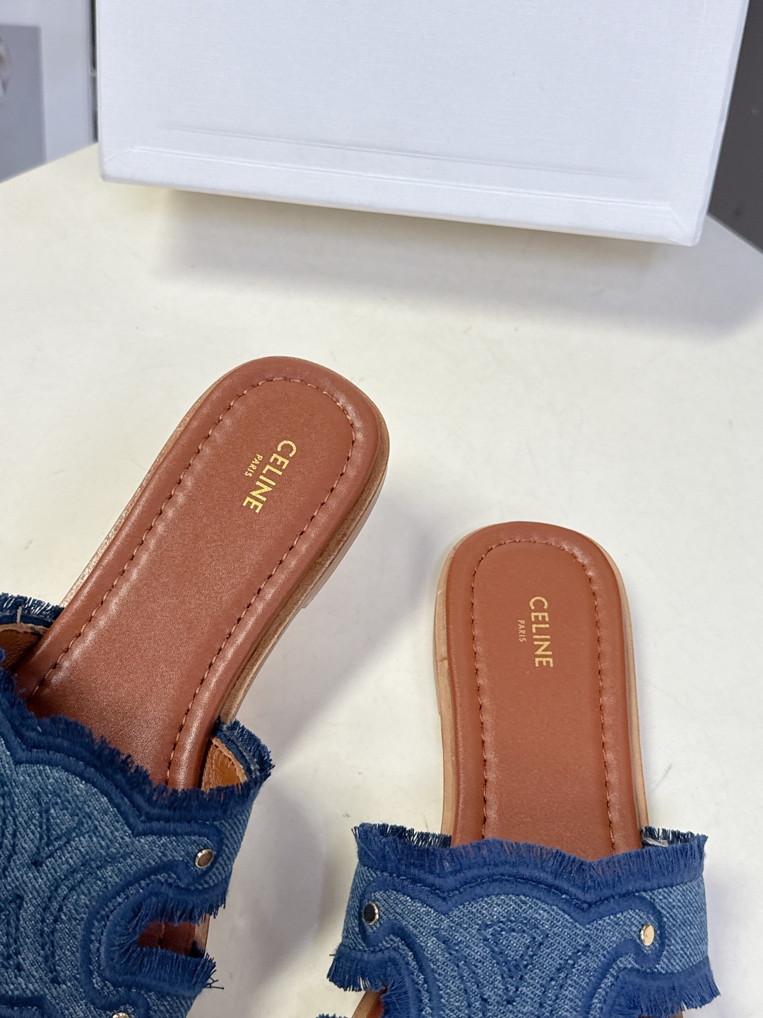 celine思琳春夏最新款复古凯旋门时髦拖鞋夏天搭配袜子 简直绝绝子了‼️复古的点上带上了满分时髦感颜值