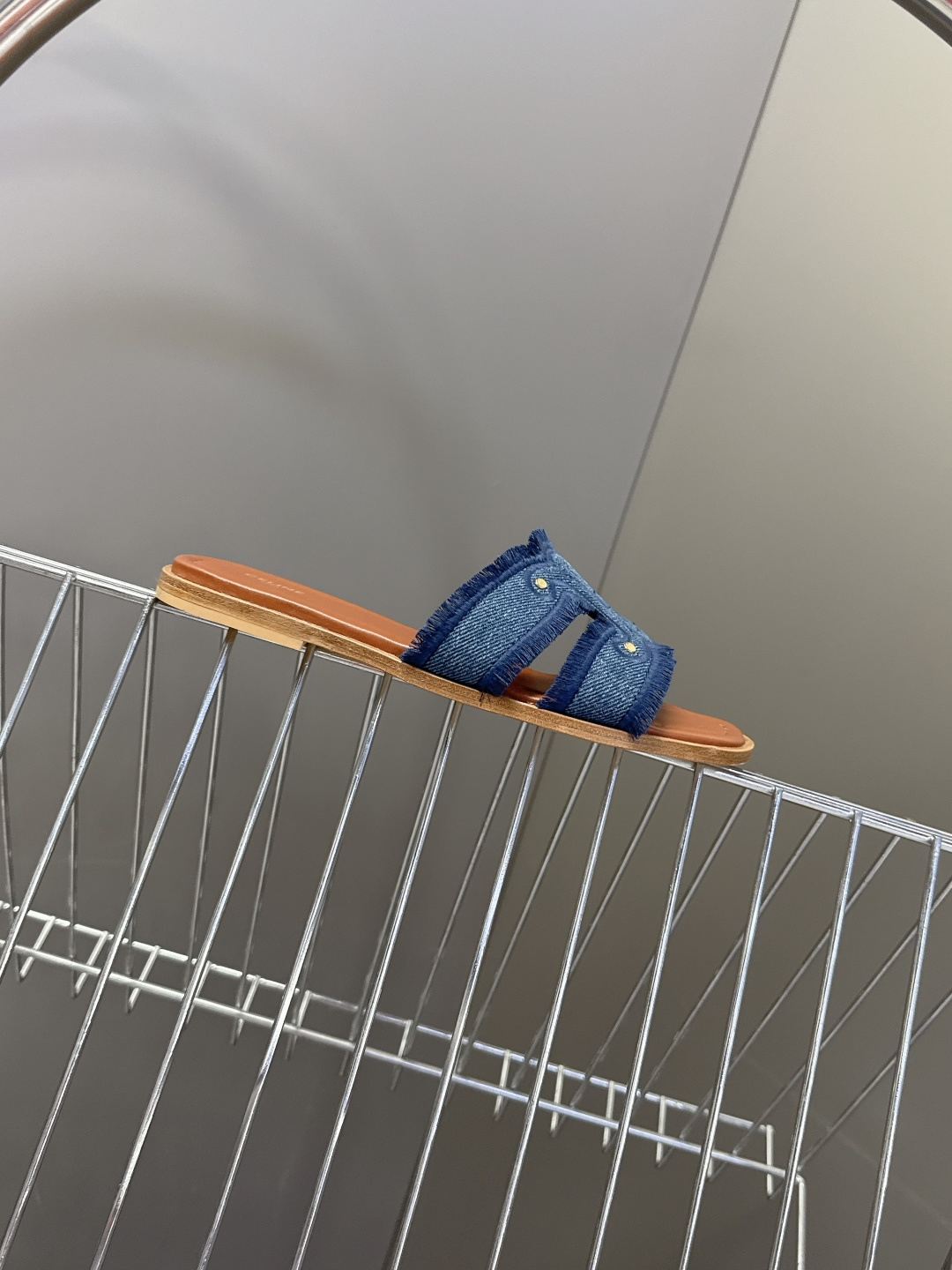 celine思琳春夏最新款复古凯旋门时髦拖鞋夏天搭配袜子 简直绝绝子了‼️复古的点上带上了满分时髦感颜值