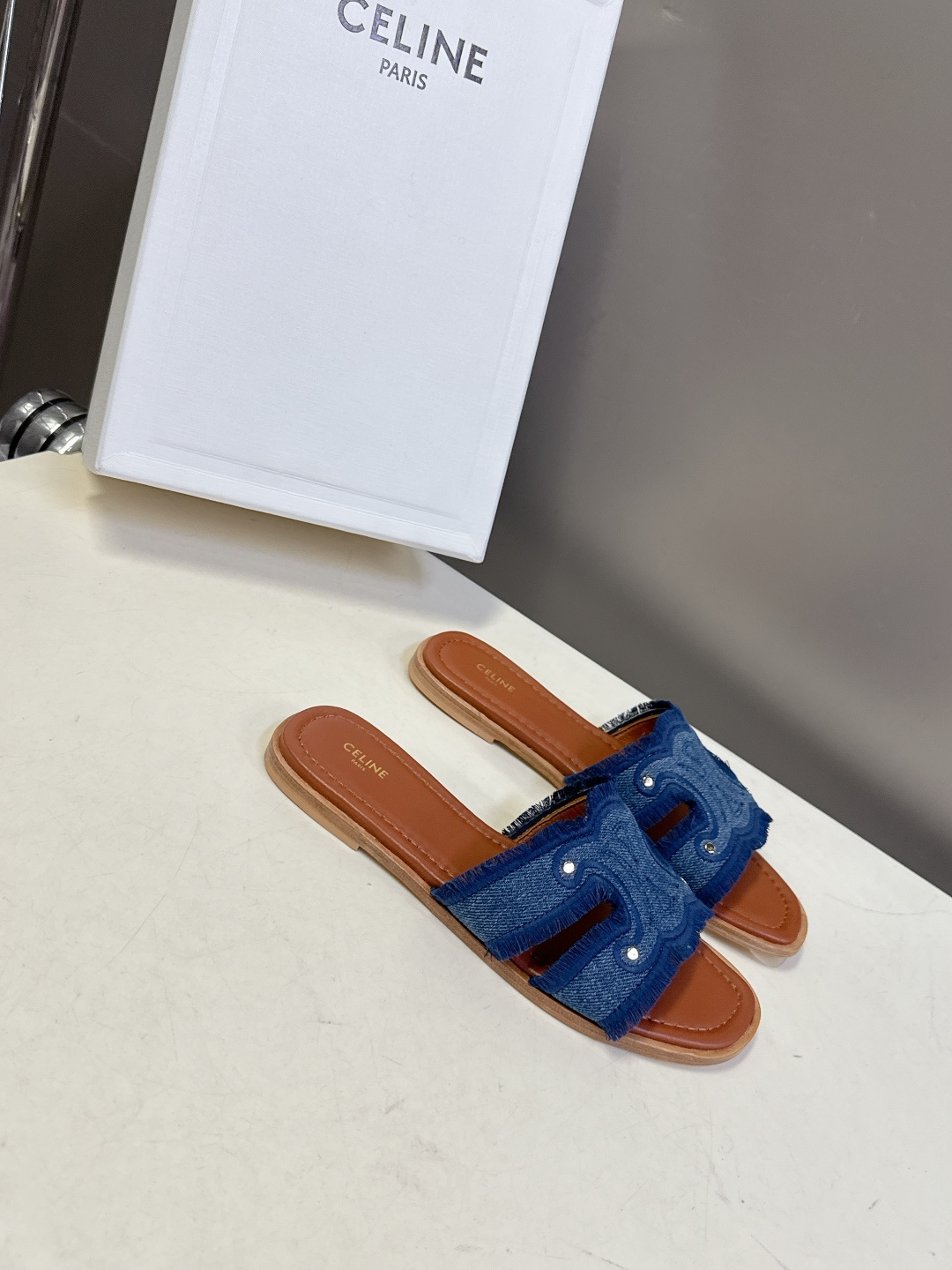celine思琳春夏最新款复古凯旋门时髦拖鞋夏天搭配袜子 简直绝绝子了‼️复古的点上带上了满分时髦感颜值