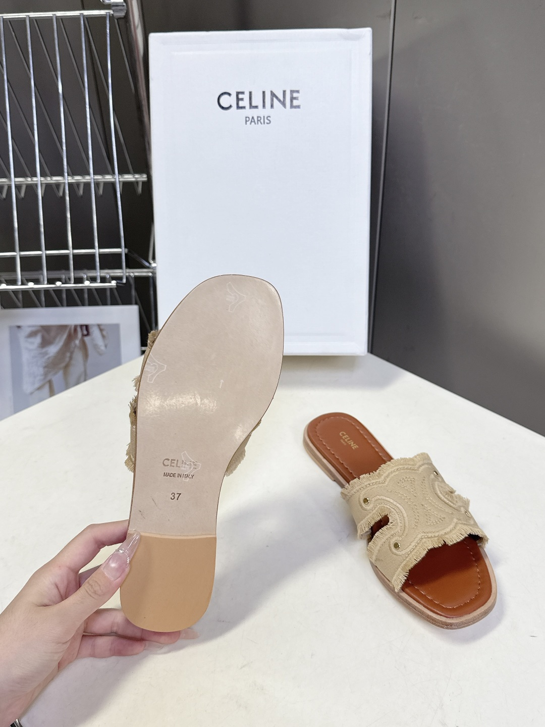 celine思琳春夏最新款复古凯旋门时髦拖鞋夏天搭配袜子 简直绝绝子了‼️复古的点上带上了满分时髦感颜值