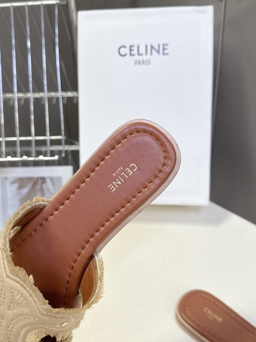 celine思琳春夏最新款复古凯旋门时髦拖鞋夏天搭配袜子 简直绝绝子了‼️复古的点上带上了满分时髦感颜值