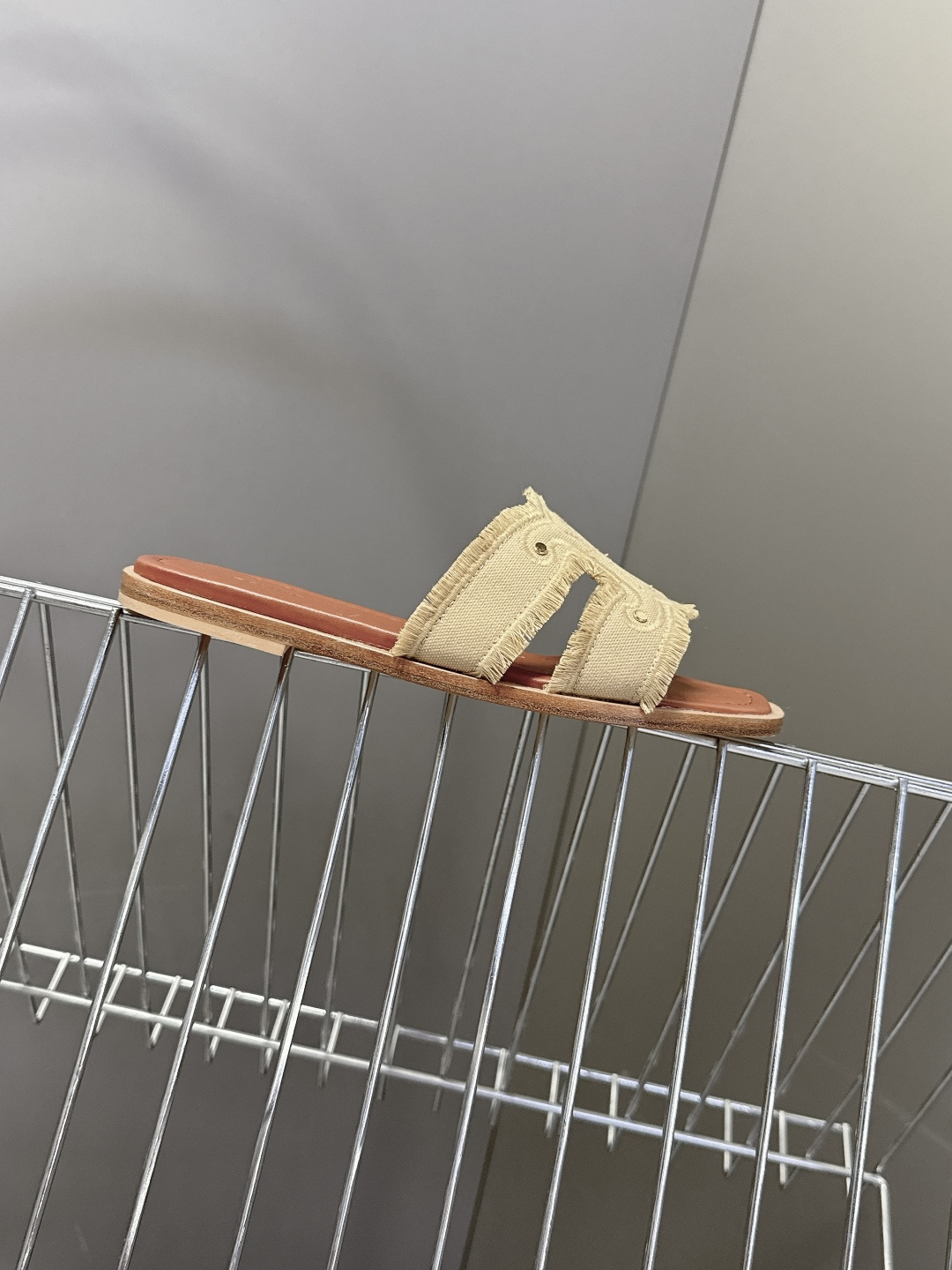 celine思琳春夏最新款复古凯旋门时髦拖鞋夏天搭配袜子 简直绝绝子了‼️复古的点上带上了满分时髦感颜值