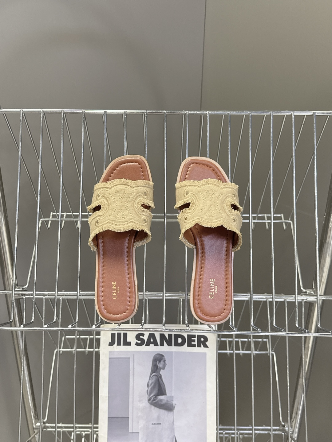 celine思琳春夏最新款复古凯旋门时髦拖鞋夏天搭配袜子 简直绝绝子了‼️复古的点上带上了满分时髦感颜值