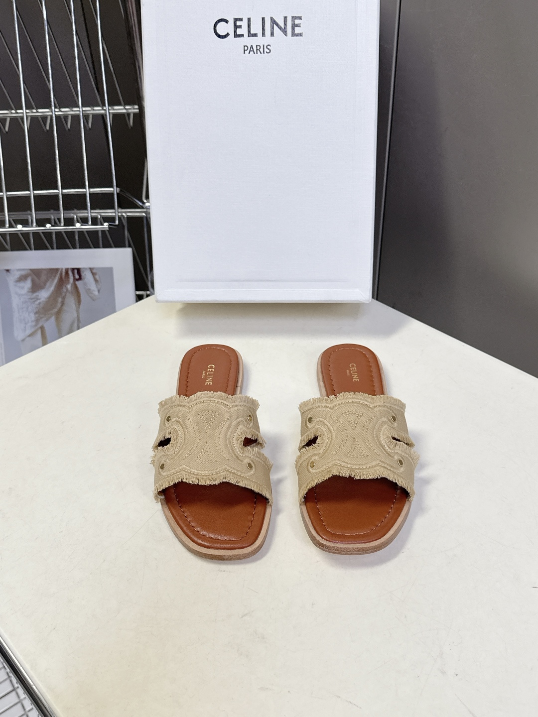 celine思琳春夏最新款复古凯旋门时髦拖鞋夏天搭配袜子 简直绝绝子了‼️复古的点上带上了满分时髦感颜值