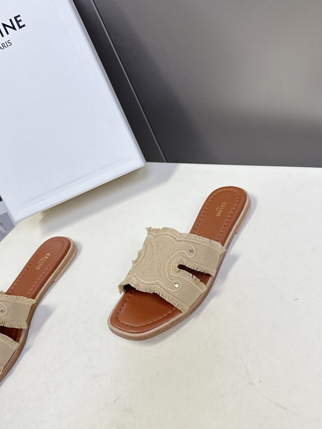 celine思琳春夏最新款复古凯旋门时髦拖鞋夏天搭配袜子 简直绝绝子了‼️复古的点上带上了满分时髦感颜值