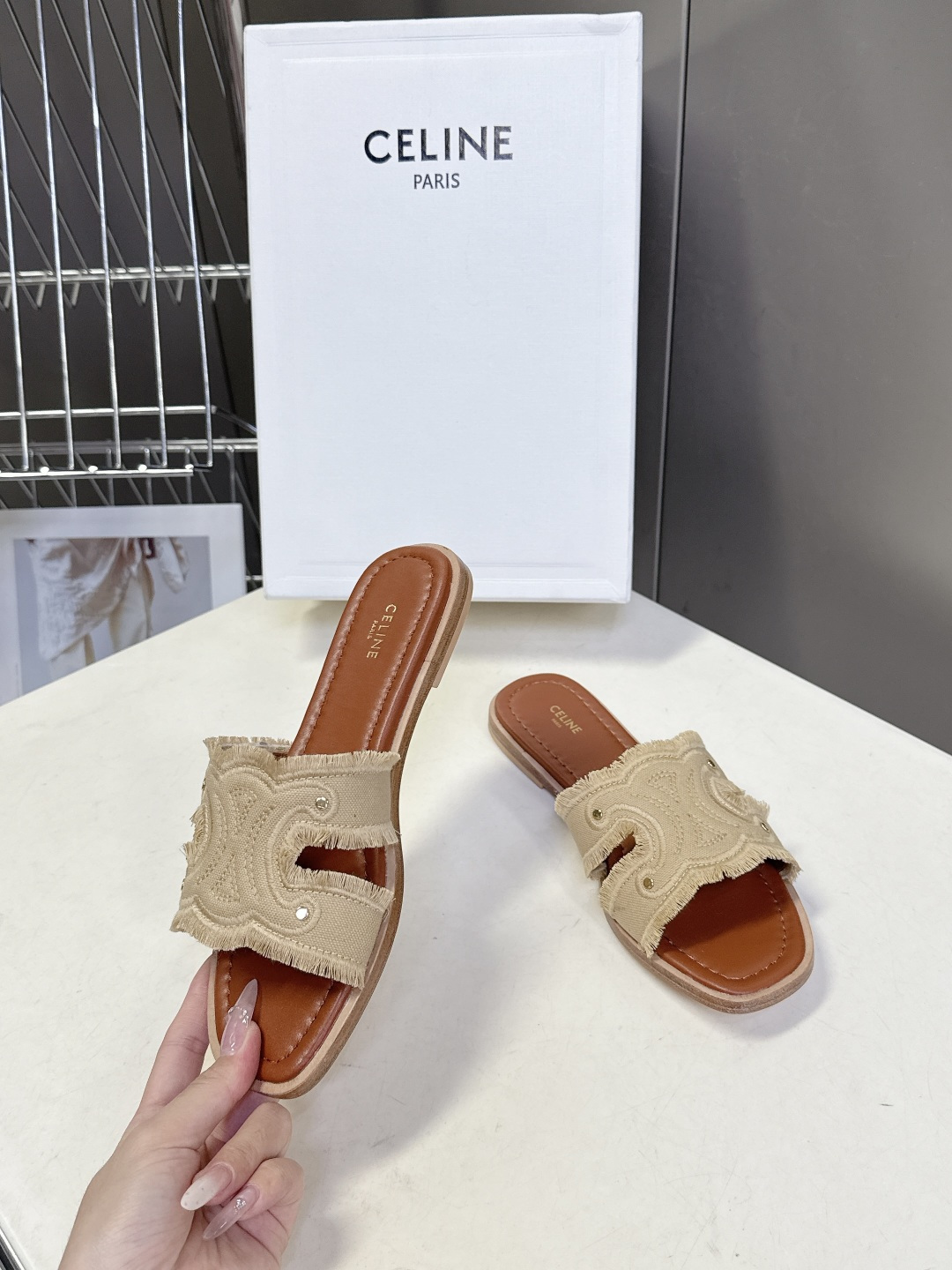 celine思琳春夏最新款复古凯旋门时髦拖鞋夏天搭配袜子 简直绝绝子了‼️复古的点上带上了满分时髦感颜值